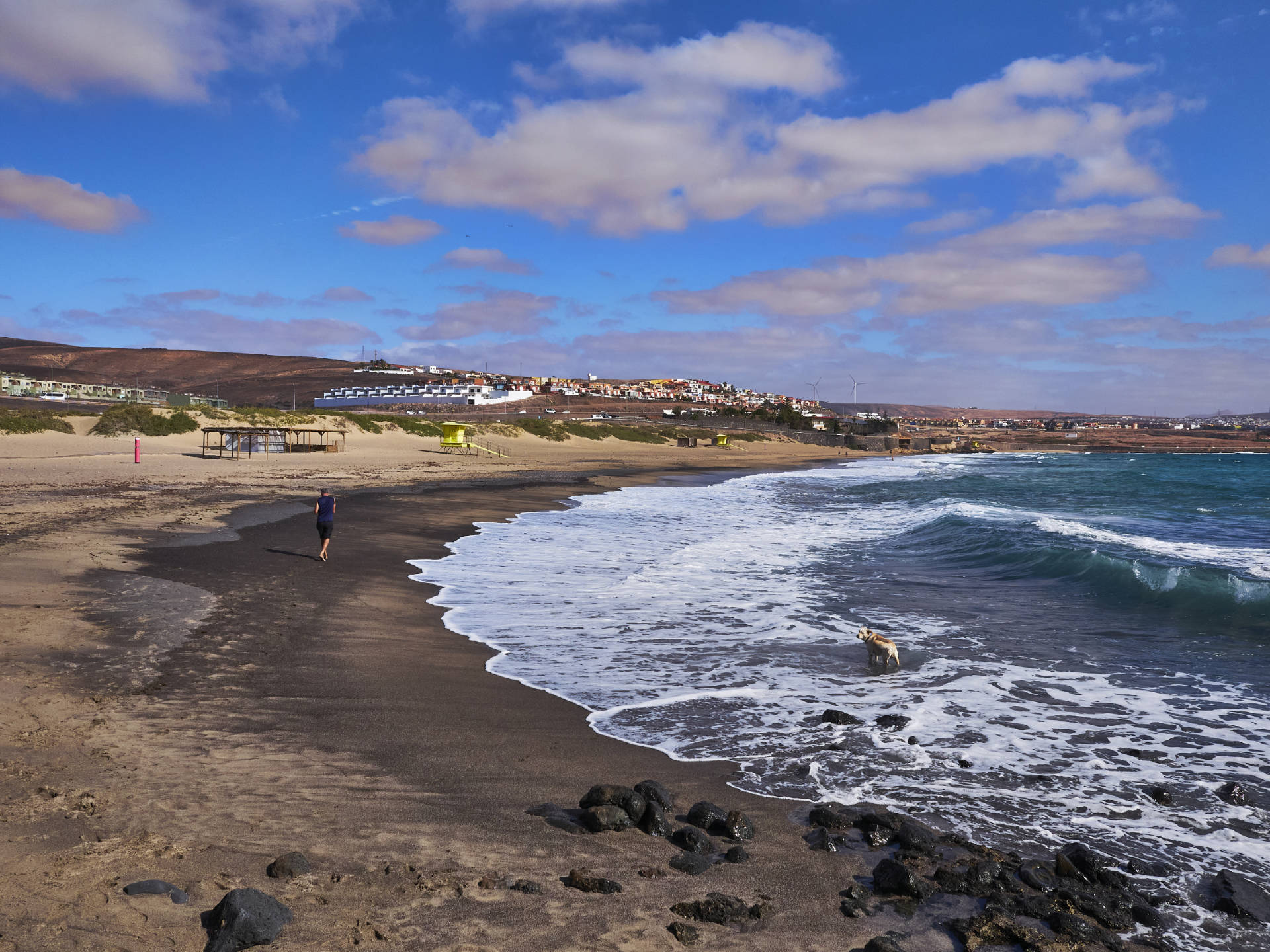 Der Strand Playa Blanca Puerto del Rosario Fuerteventura am frühen Morgen.