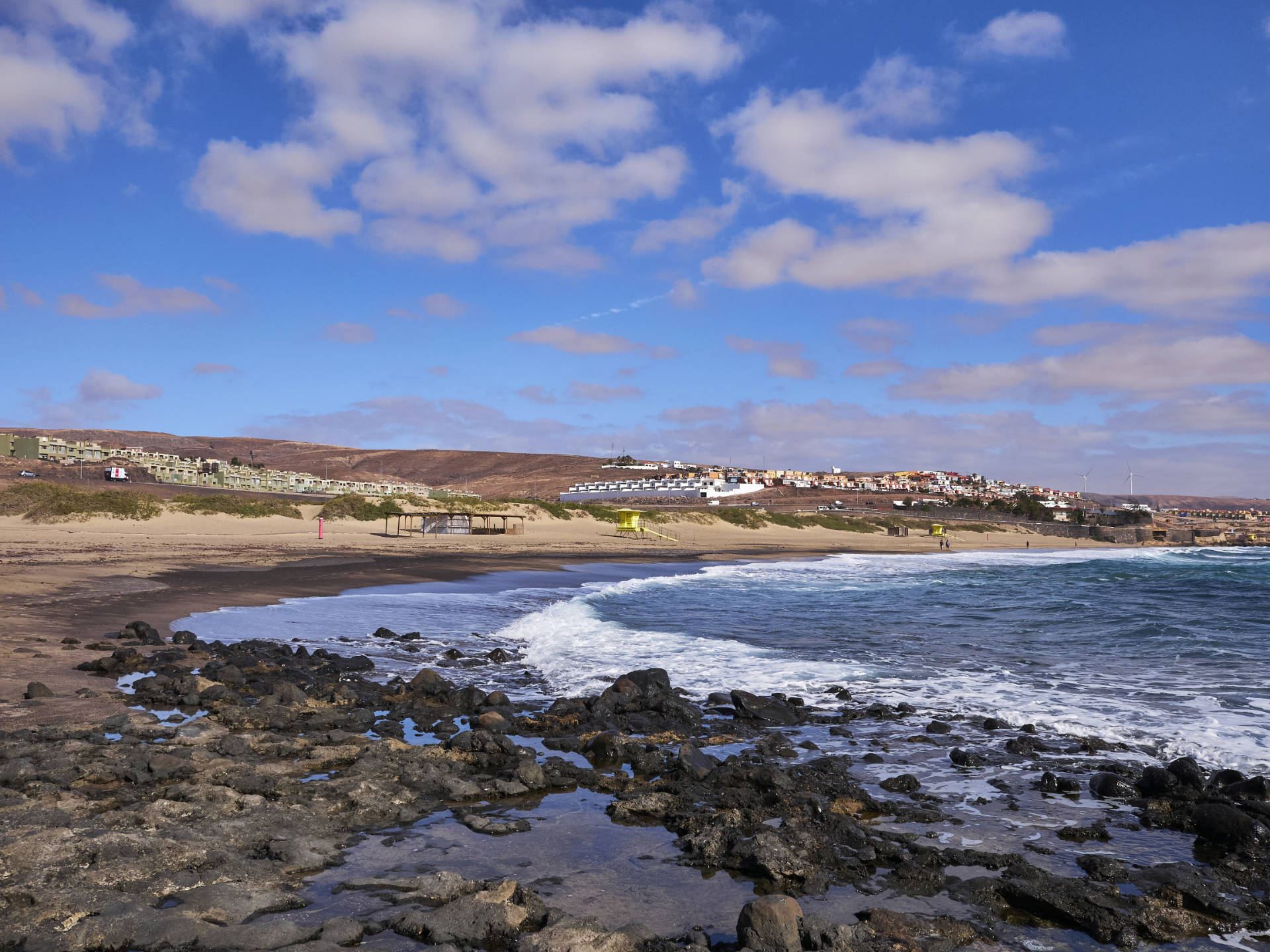 Der Strand Playa Blanca Puerto del Rosario Fuerteventura am frühen Morgen.