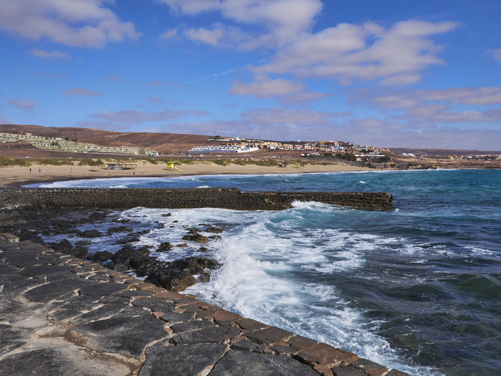 Der Strand Playa Blanca Puerto del Rosario Fuerteventura am frühen Morgen.