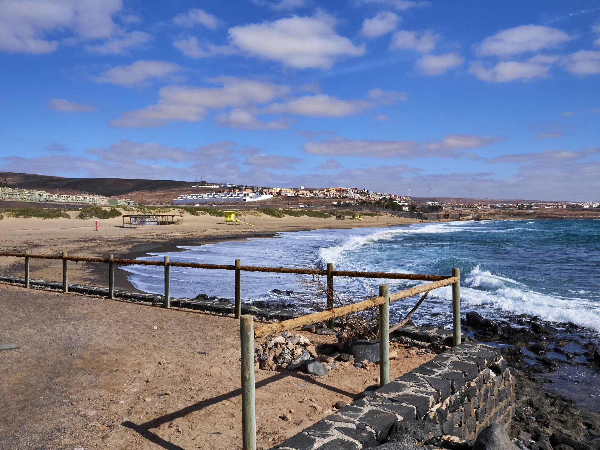 Der Strand Playa Blanca Puerto del Rosario Fuerteventura am frühen Morgen.