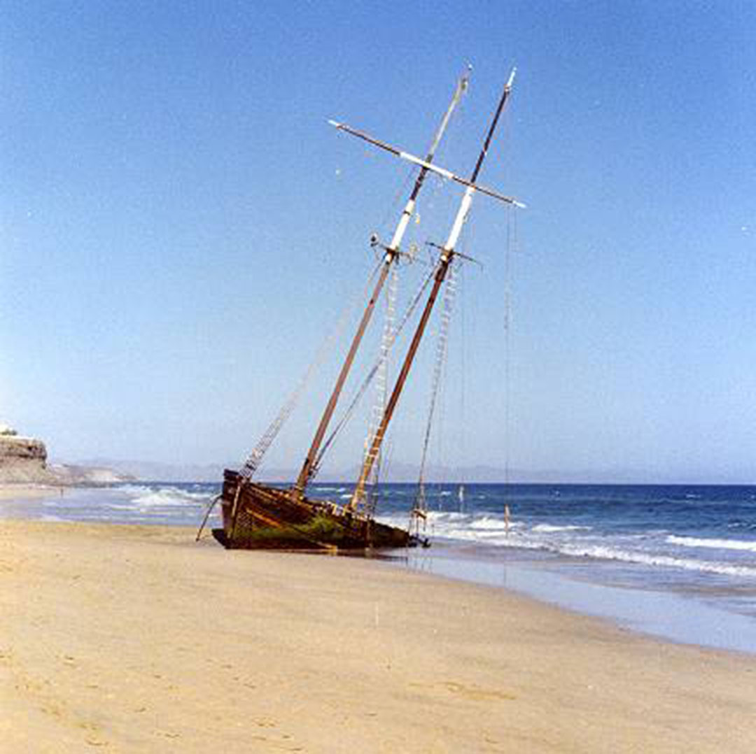 Das Schiffswrack "Rose of Sharon" am Playa del Matorral Fuerteventura in den 1980igern.