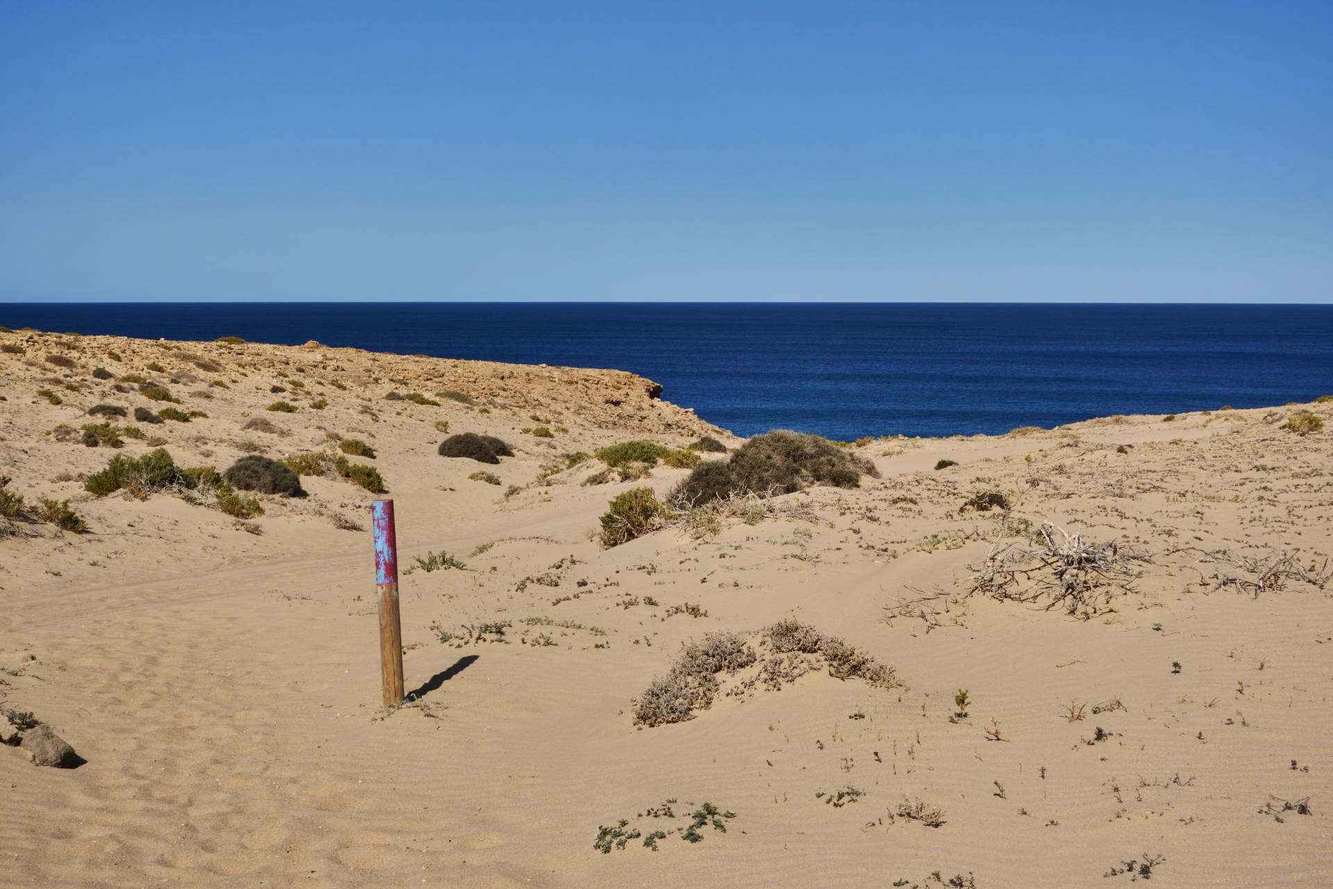 Über sandige Piste hinunter zum Strand von Agua Liques.