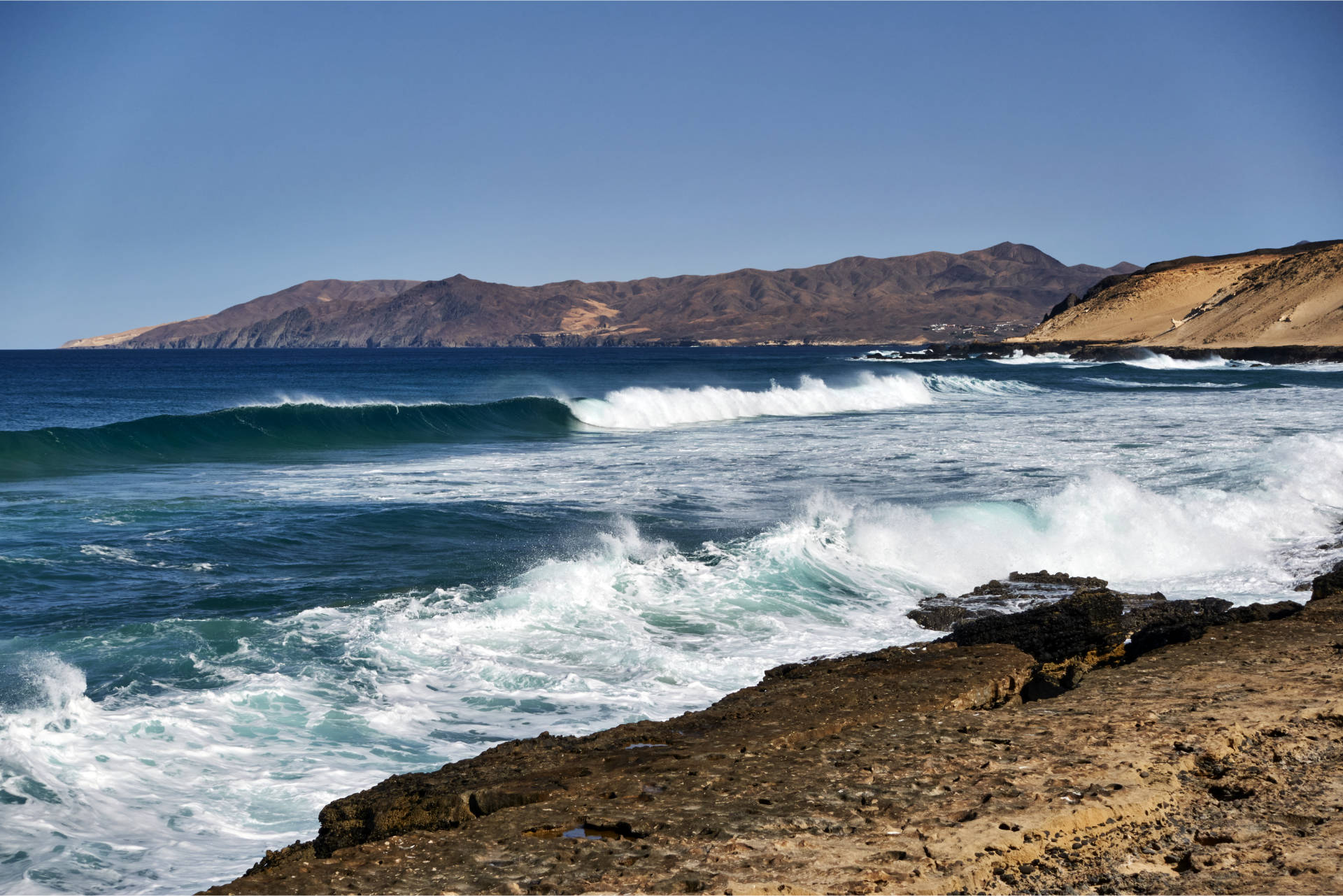 Blick von Agua Liques auf La Pared, dahinter das basaltische Zentralmassiv von Fuerteventura.