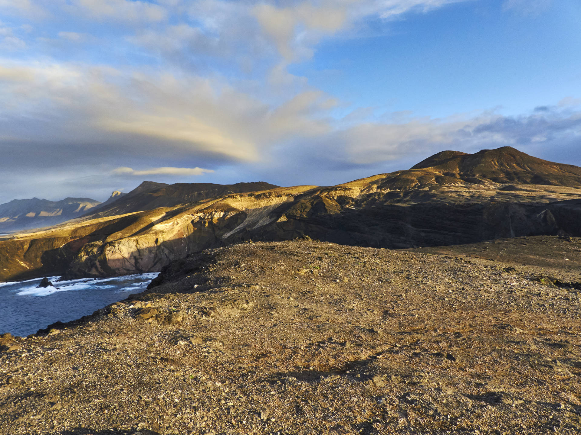 Caleta de la Madera rechts der Höhenzug Las Talahijas (184 m).