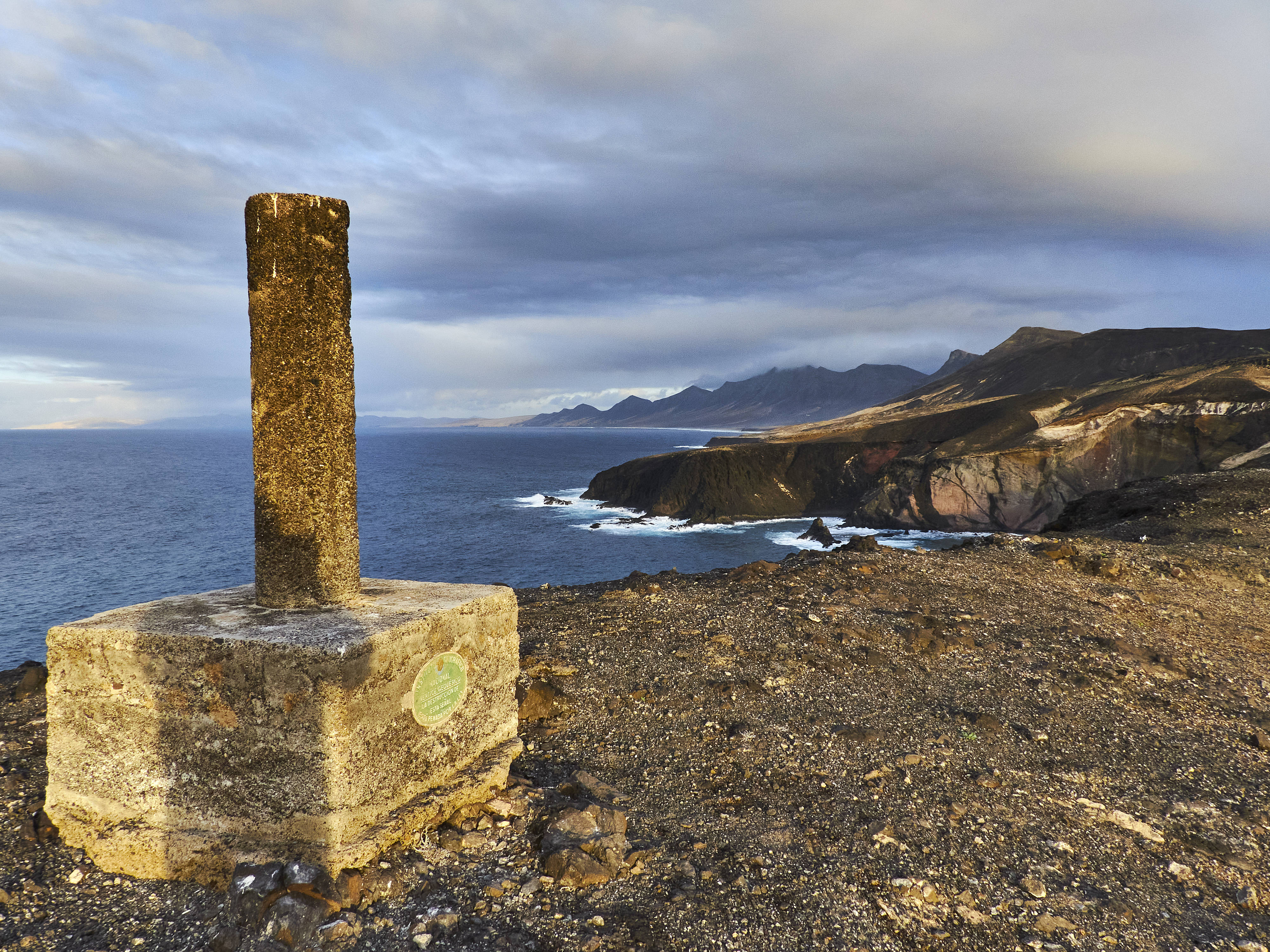 Vertico Geodésico Los Salvajes (74 m) Jandía Fuerteventura.