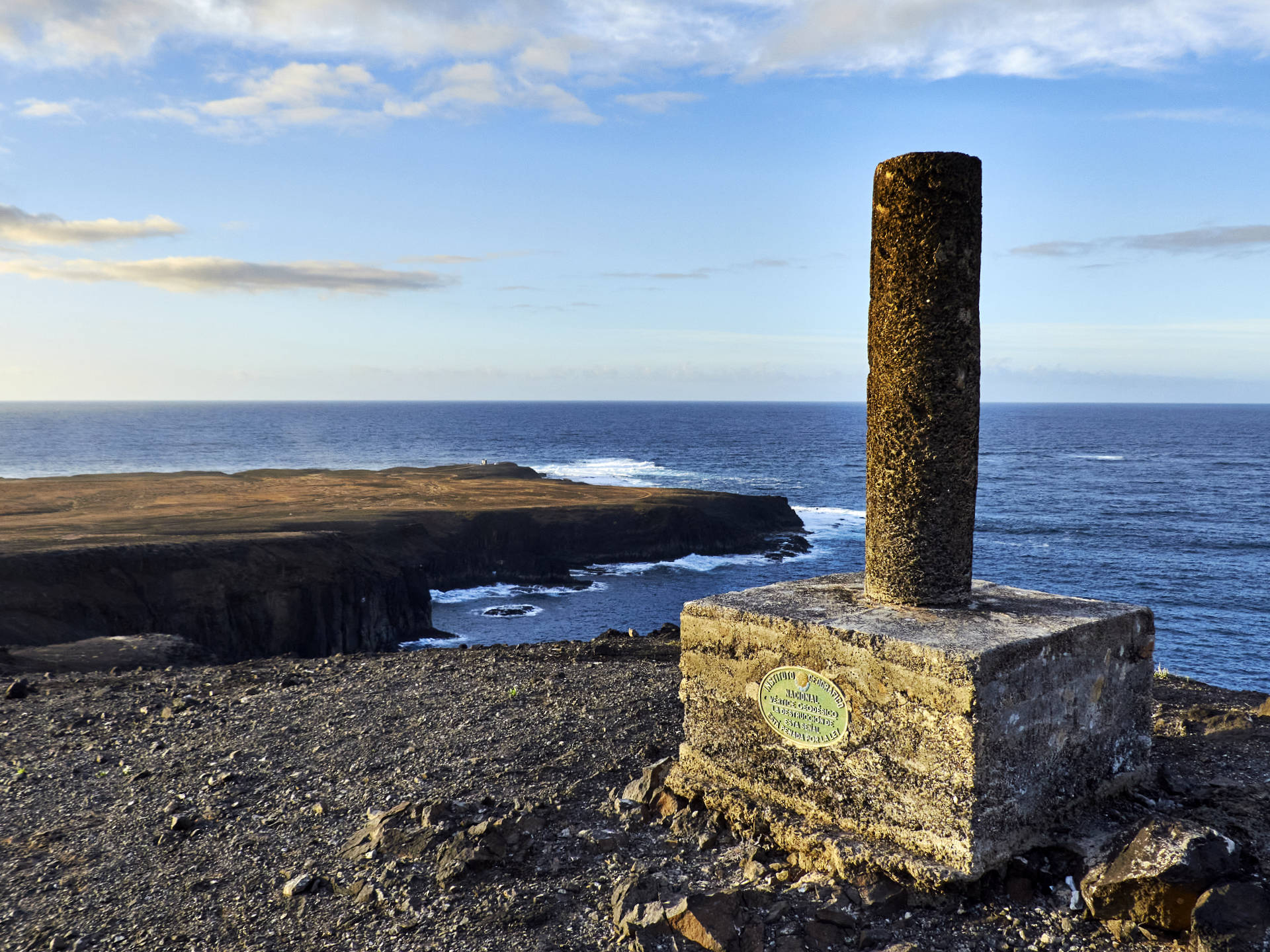 Vertico Geodésico Los Salvajes (74 m) Jandía Fuerteventura.