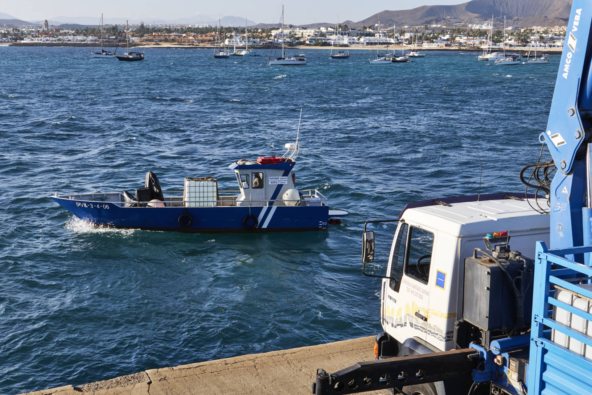 Wasserlieferung für die Isla de Lobos im Hafen von Corralejo Fuerteventura.