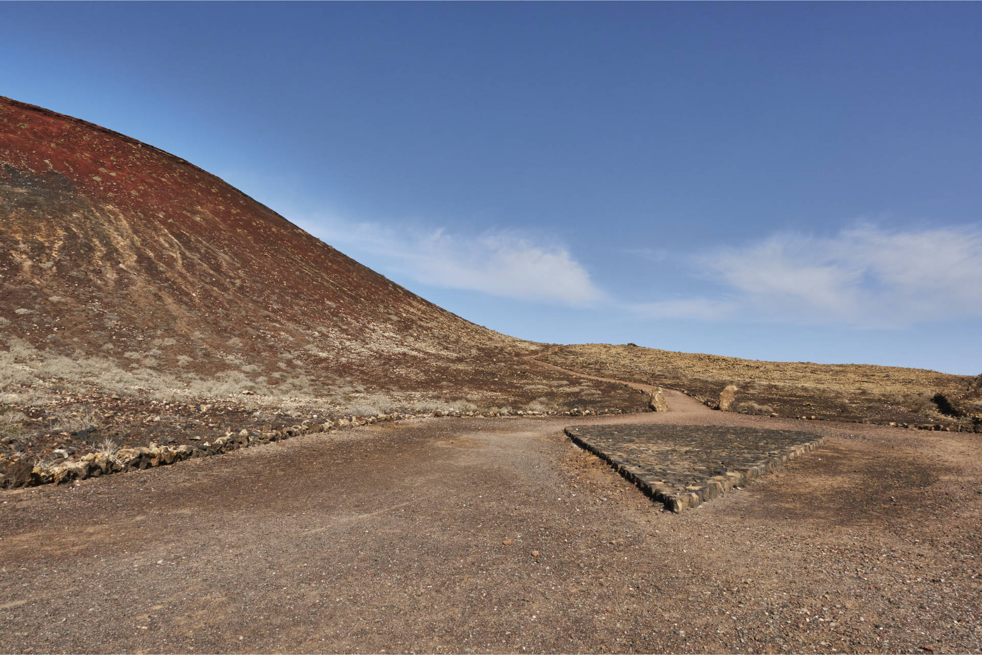Der alte Besucherparkplatz am Fusse des Montaña Colorado (242 m) – seit 2019 ist die Piste gesperrt.