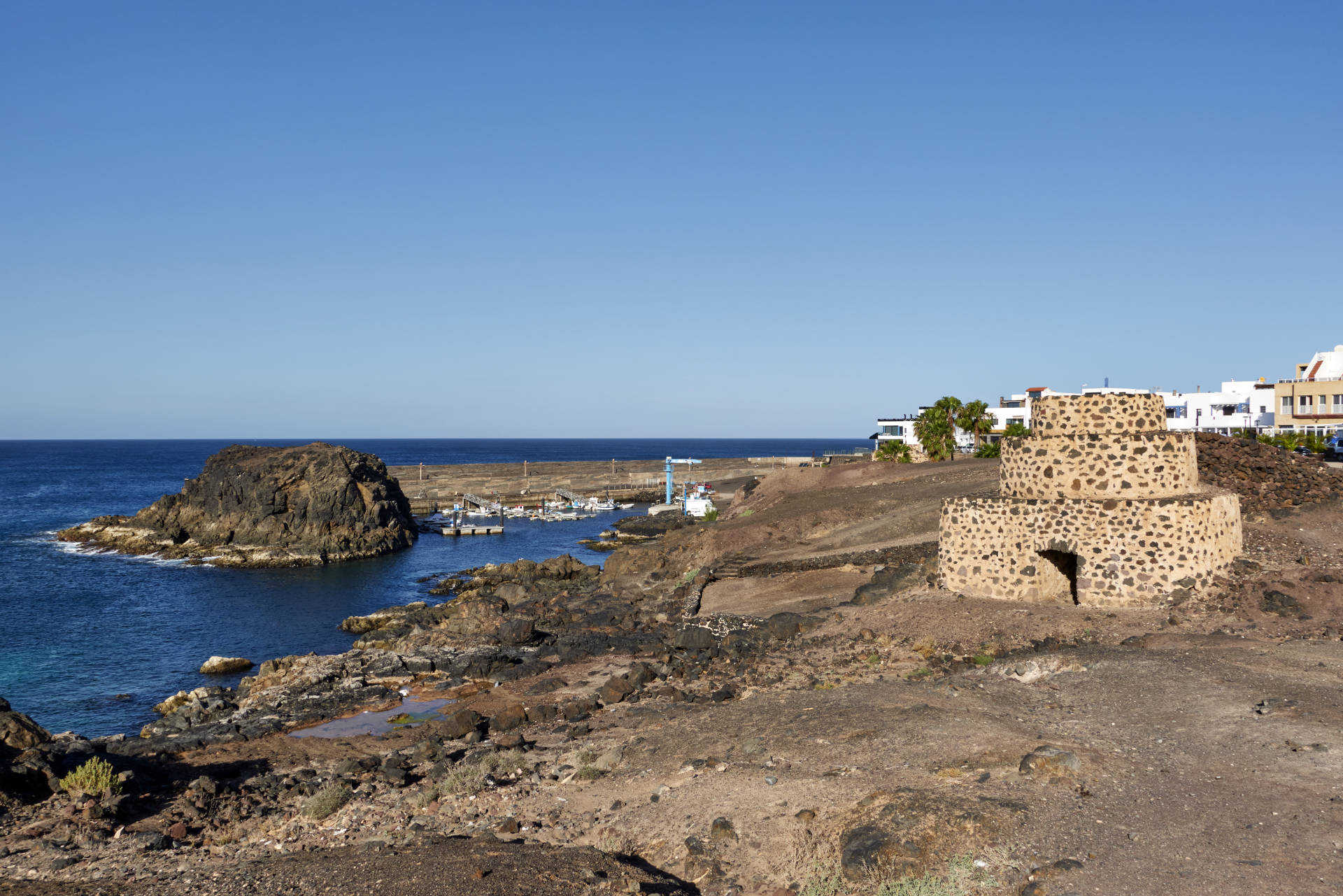 Hornos de Cal – die Kalköfen im Hafen von El Cotillo, Fuerteventura.