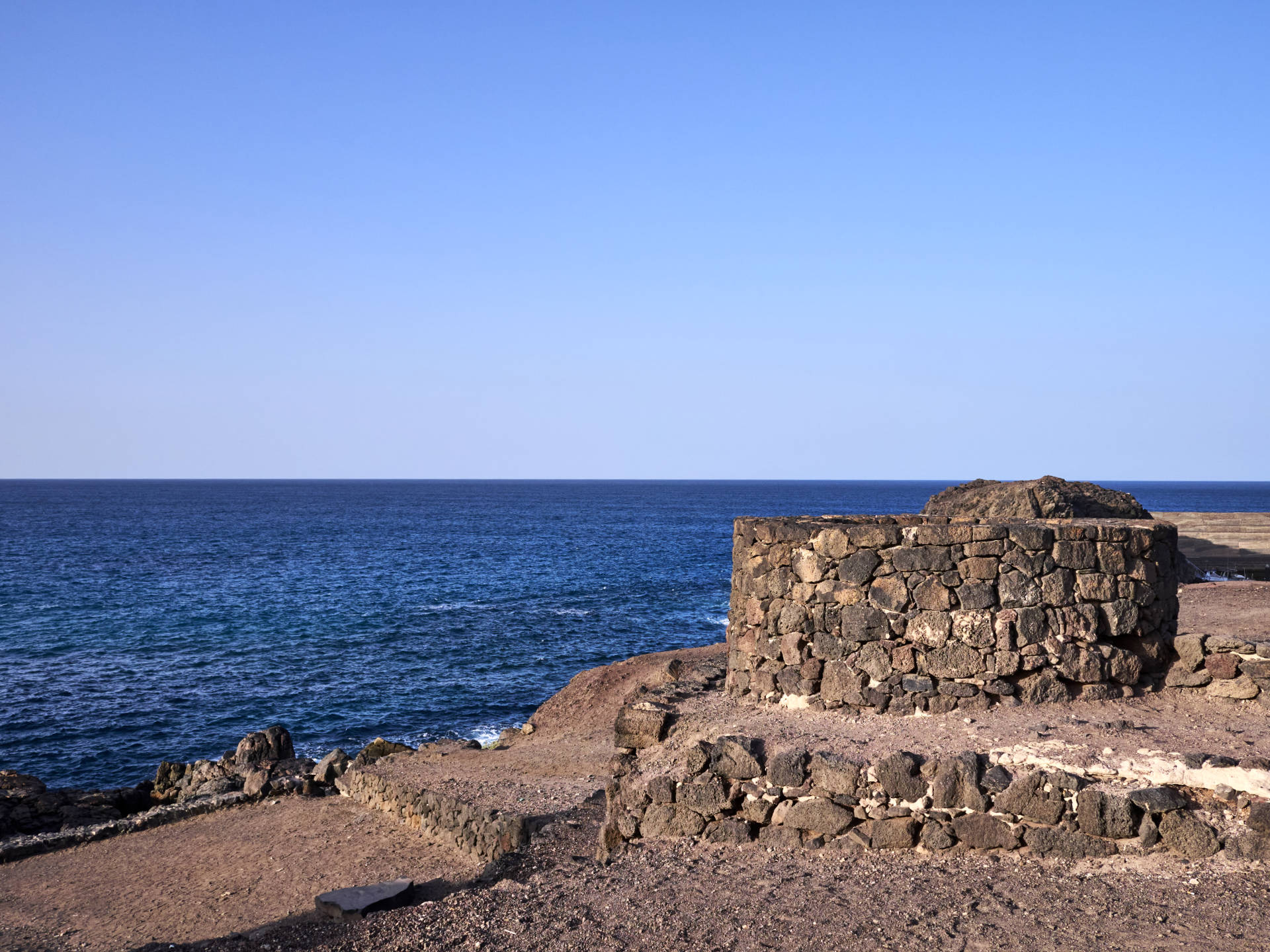Hornos de Cal – die Kalköfen im Hafen von El Cotillo, Fuerteventura.