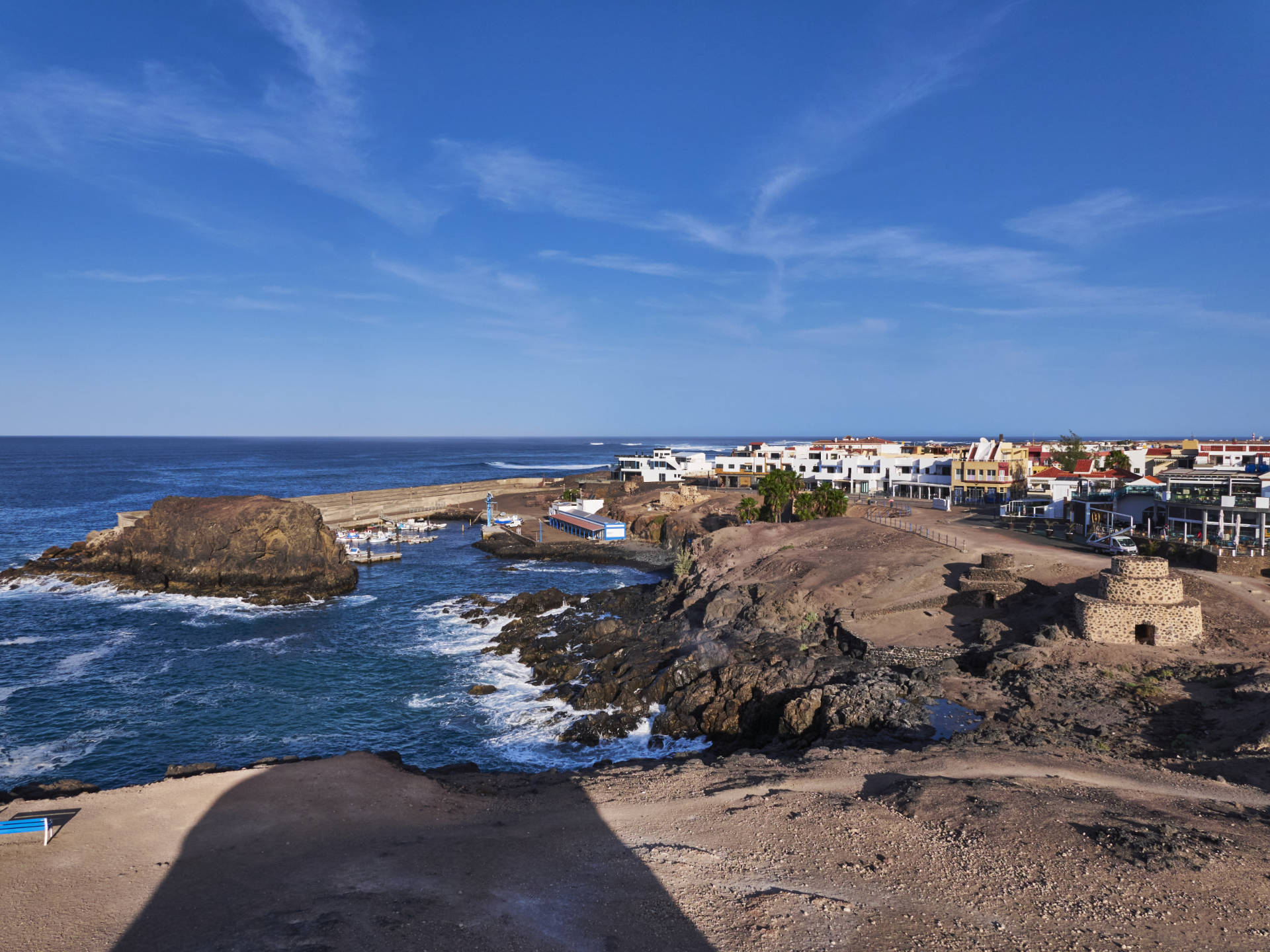 Blick vom Castillo de Rico Roque o Torre de El Tostón auf den Roca de la Mar, den Hafen und El Cotillo.