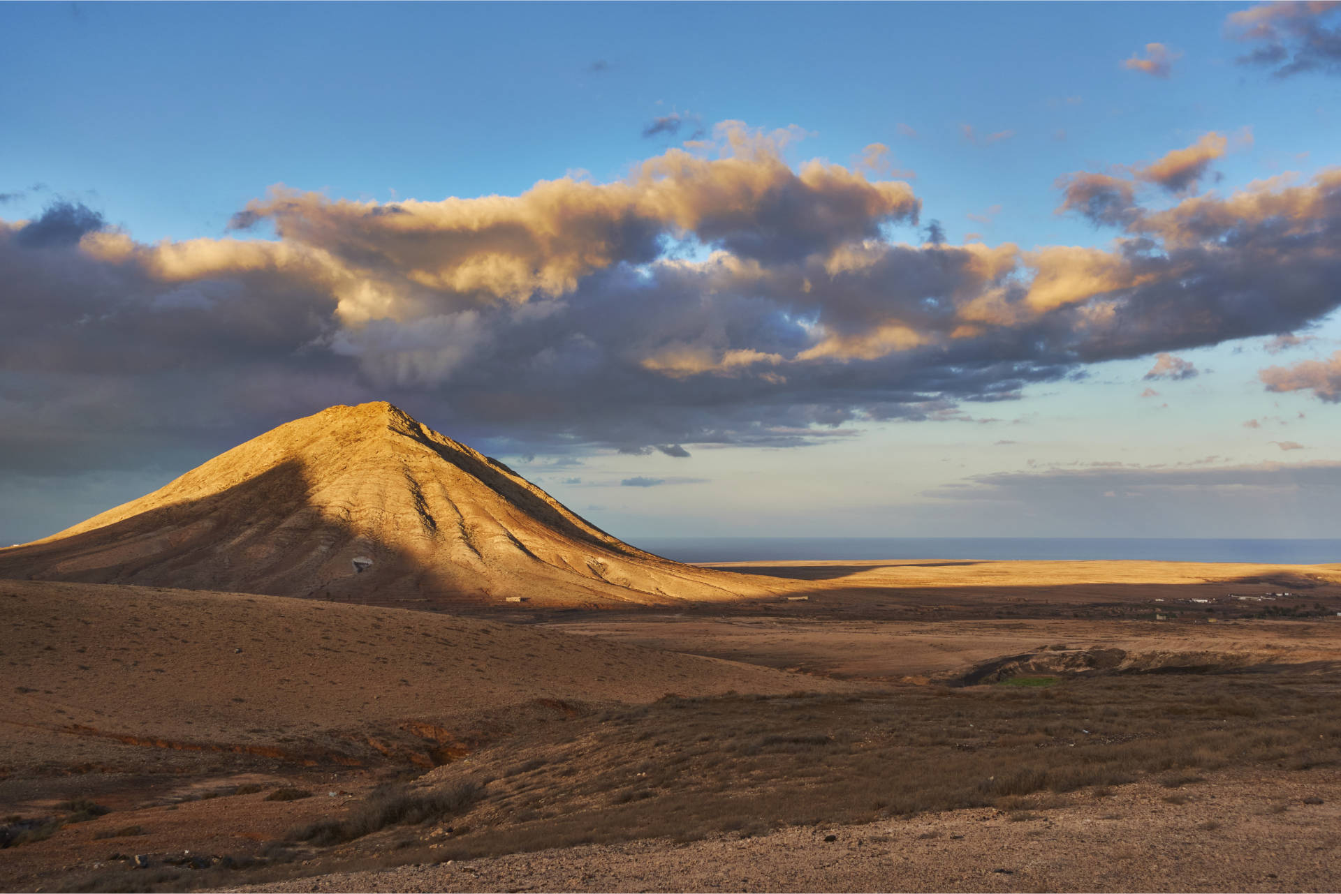 Der Montaña de Enmedio (532 m) wirft zur Wintersonnwende seinen Schatten deckungsgleich auf den Montaña Sagrada de Tindaya (400 m).