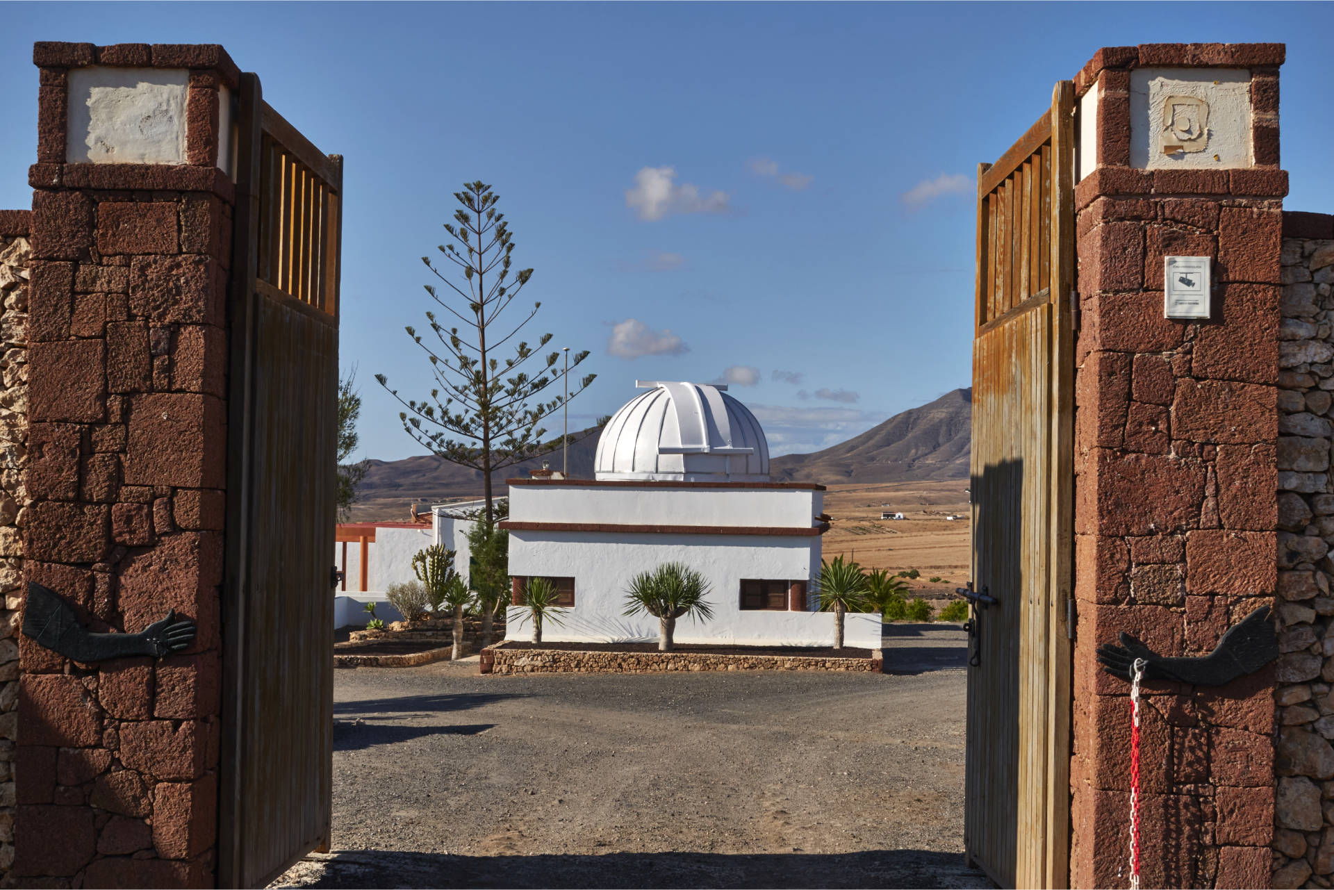 Das Observatorium und die ehemaligen KZ Barracken der Franco Militärdiktatur.