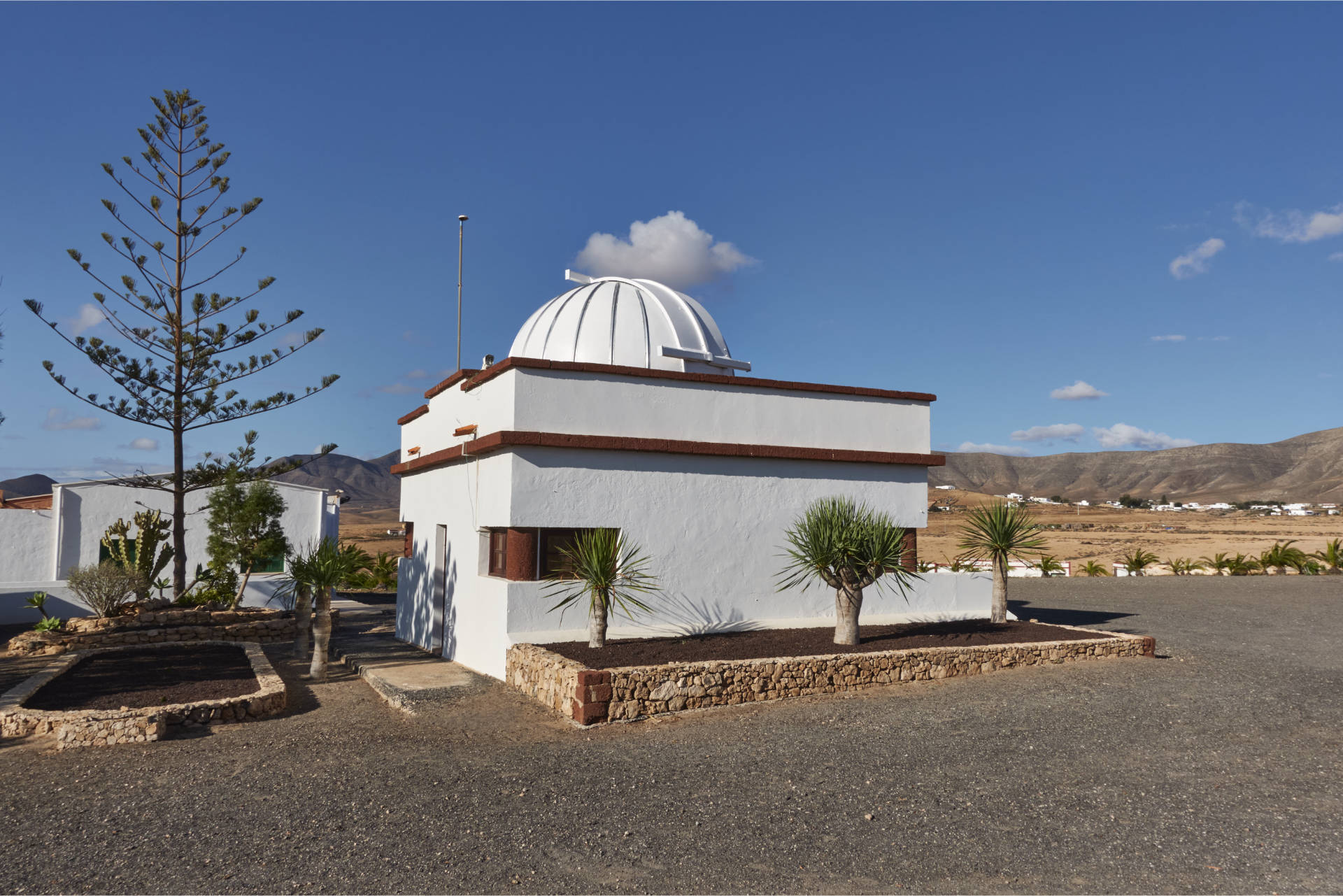 Das Observatorium und die ehemaligen KZ Barracken der Franco Militärdiktatur.