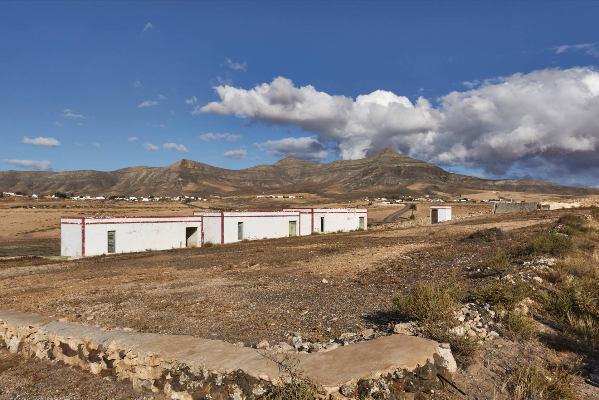 Das Observatorium und die ehemaligen KZ Barracken der Franco Militärdiktatur.