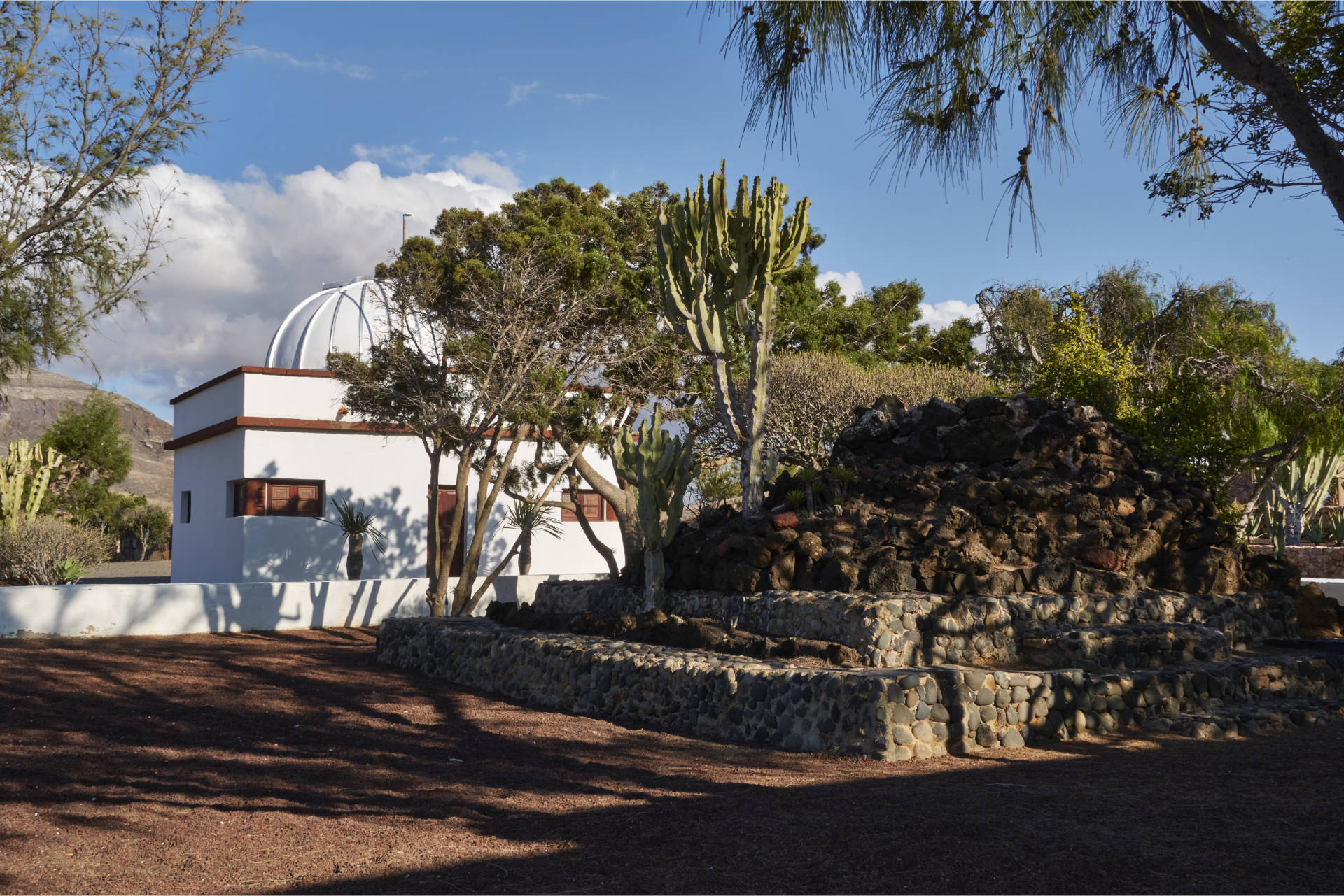 Das Observatorium und die ehemaligen KZ Barracken der Franco Militärdiktatur.