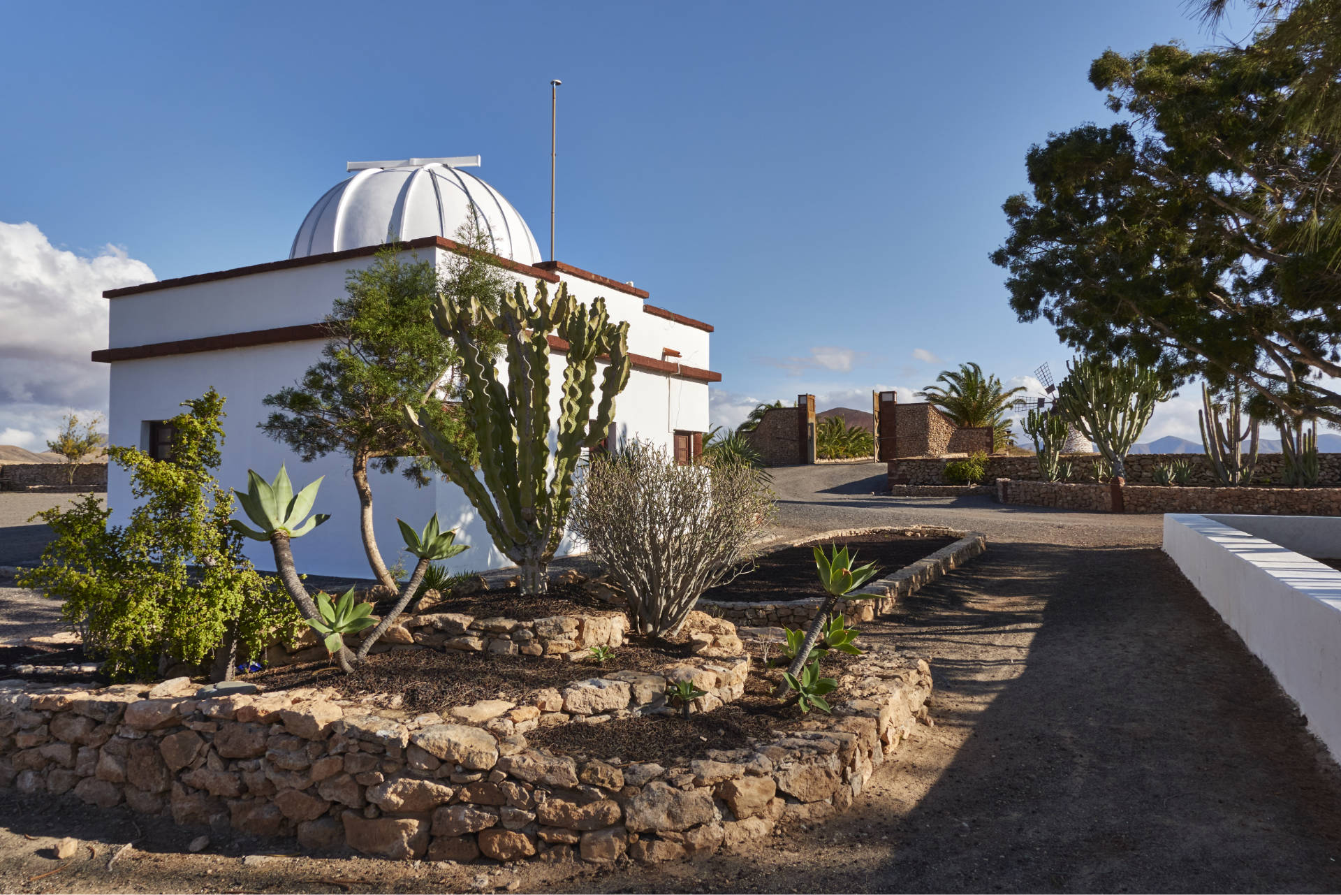 Das Observatorium und die ehemaligen KZ Barracken der Franco Militärdiktatur.