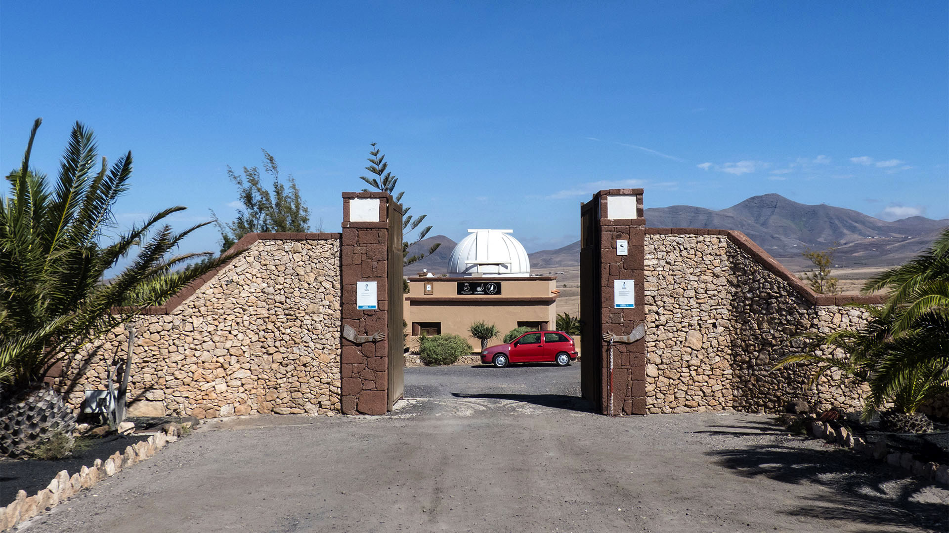 Sehenswürdigkeiten Fuerteventuras: Tefía – Observatorium und Franco Barracken