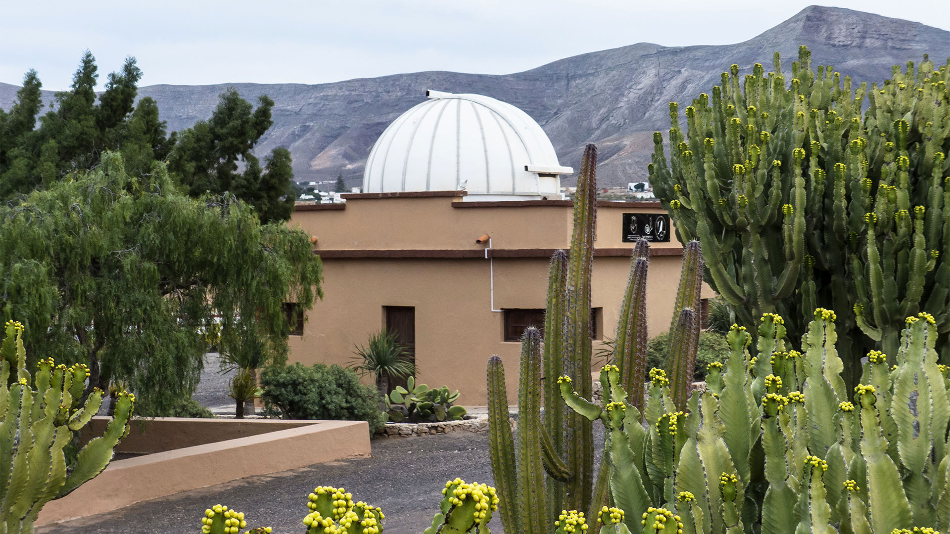Sehenswürdigkeiten Fuerteventuras: Tefía – Observatorium und Franco Barracken