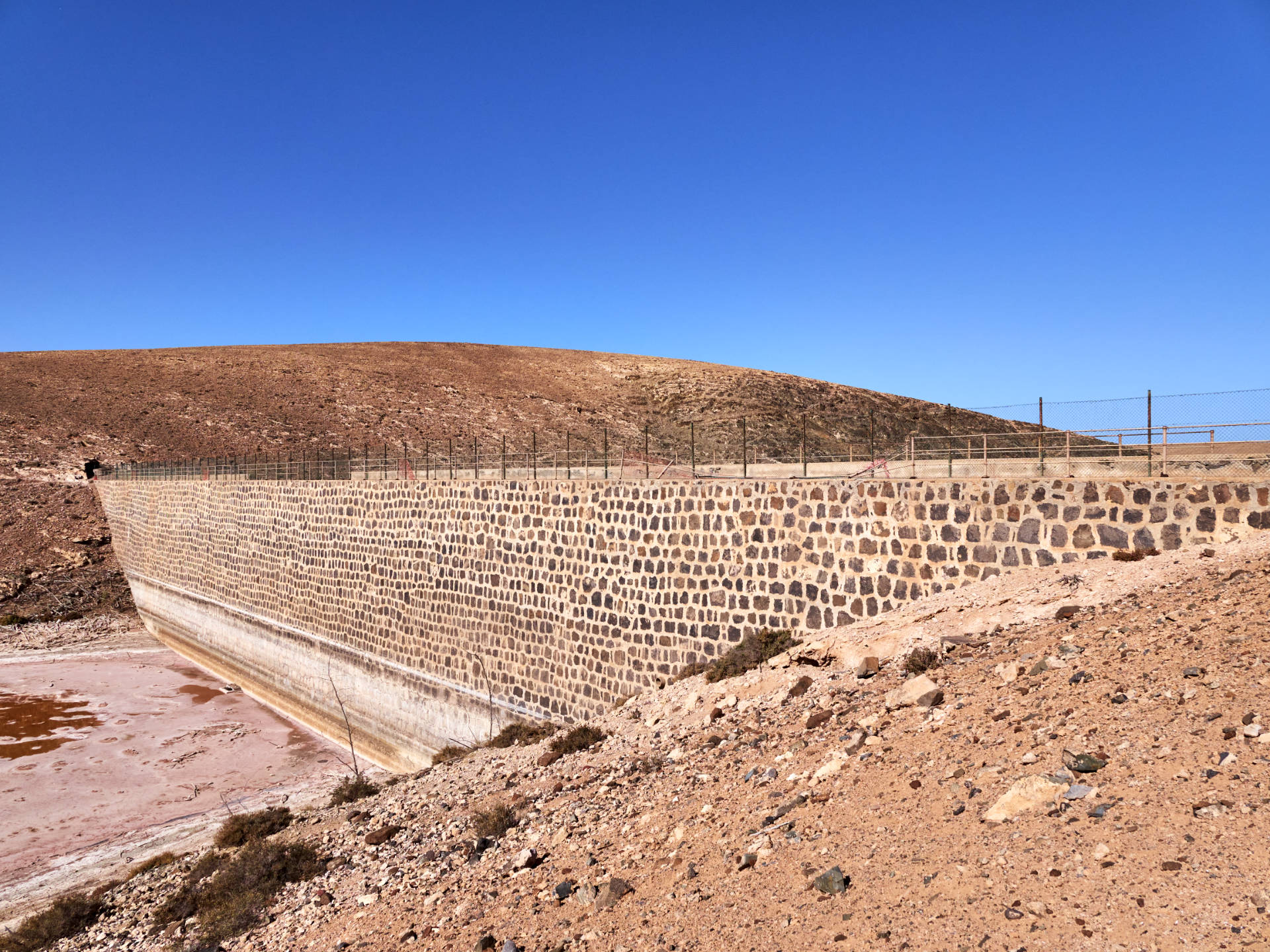 Der Staudamm Embalse de los Molinos nahe dem Puertito de Los Molinos.
