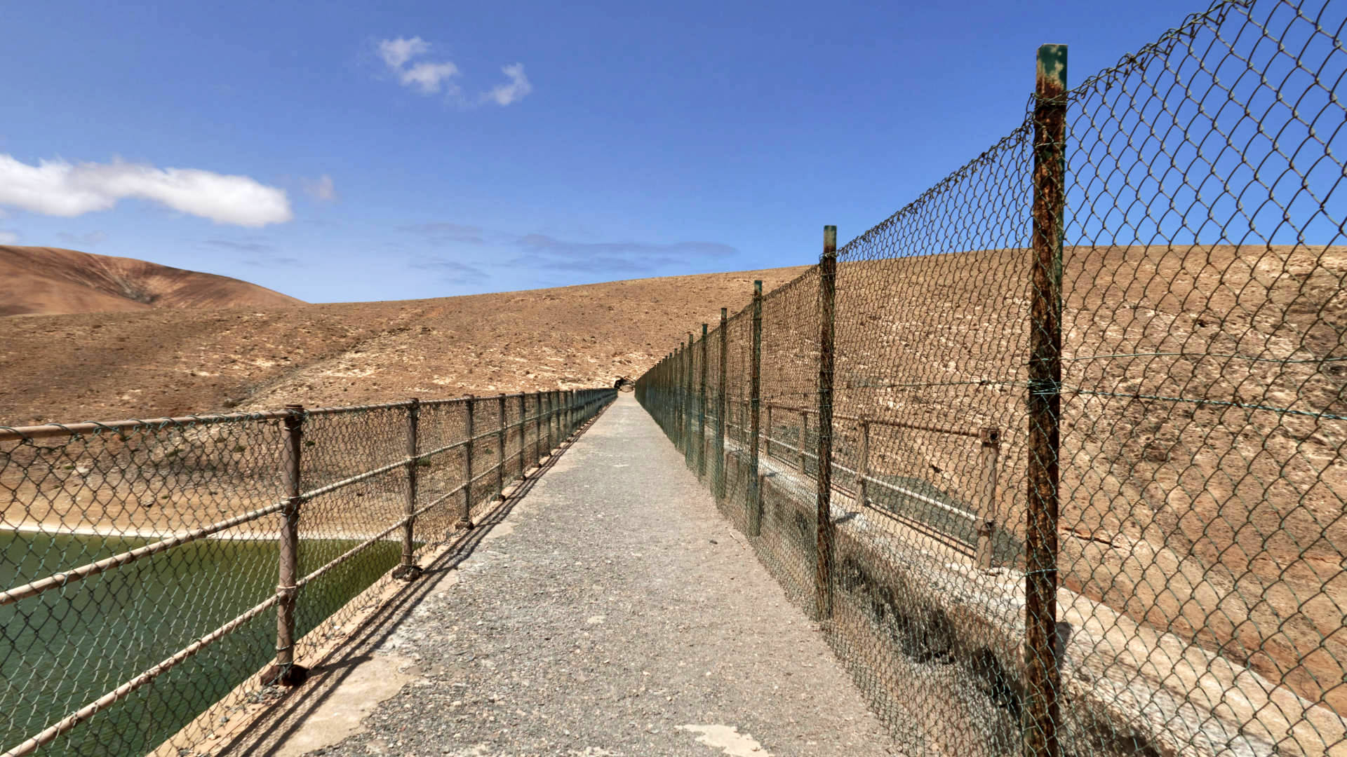 Sehr selten und nach langen intensiven Regenfällen alle paar Jahre, füllt sich das Embalse de los Molinos etwas.