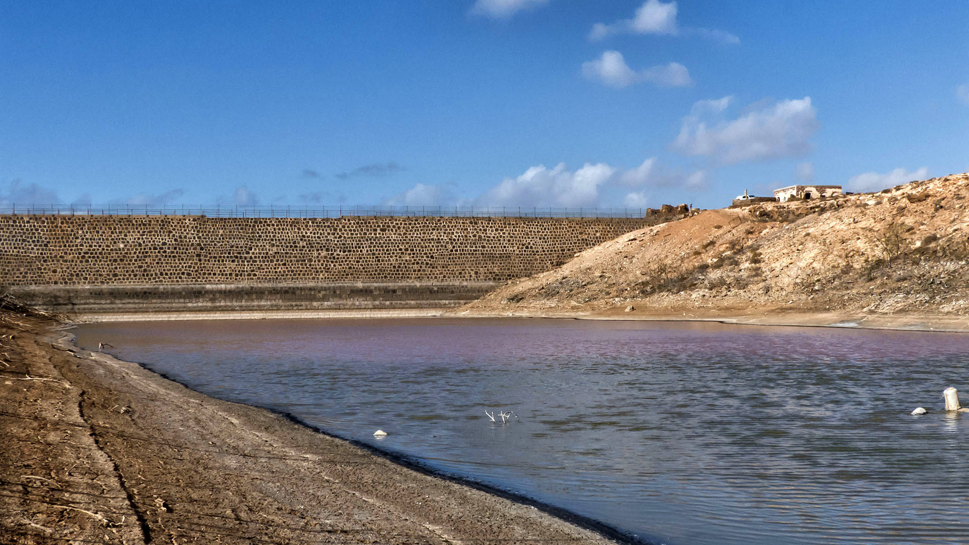 Sehr selten und nach langen intensiven Regenfällen alle paar Jahre, füllt sich das Embalse de los Molinos etwas.