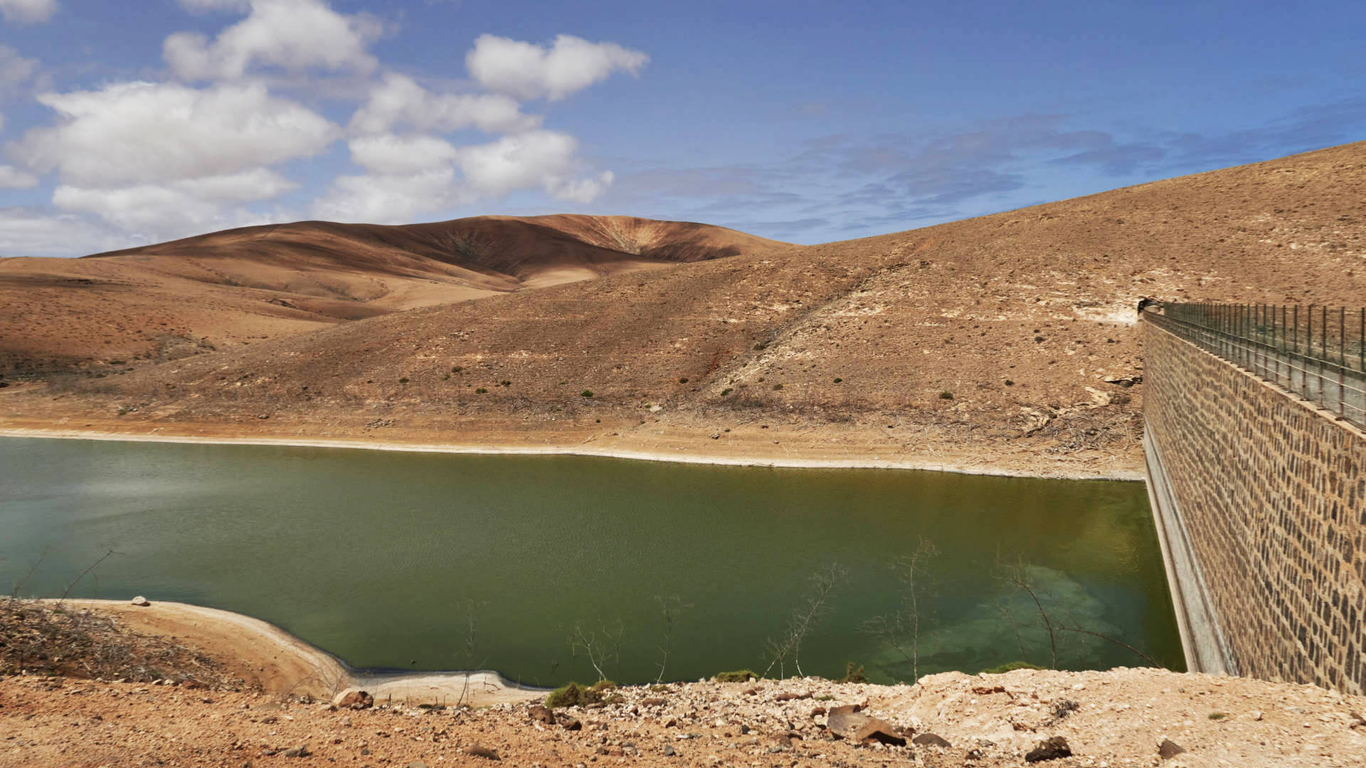 Sehr selten und nach langen intensiven Regenfällen alle paar Jahre, füllt sich das Embalse de los Molinos etwas.