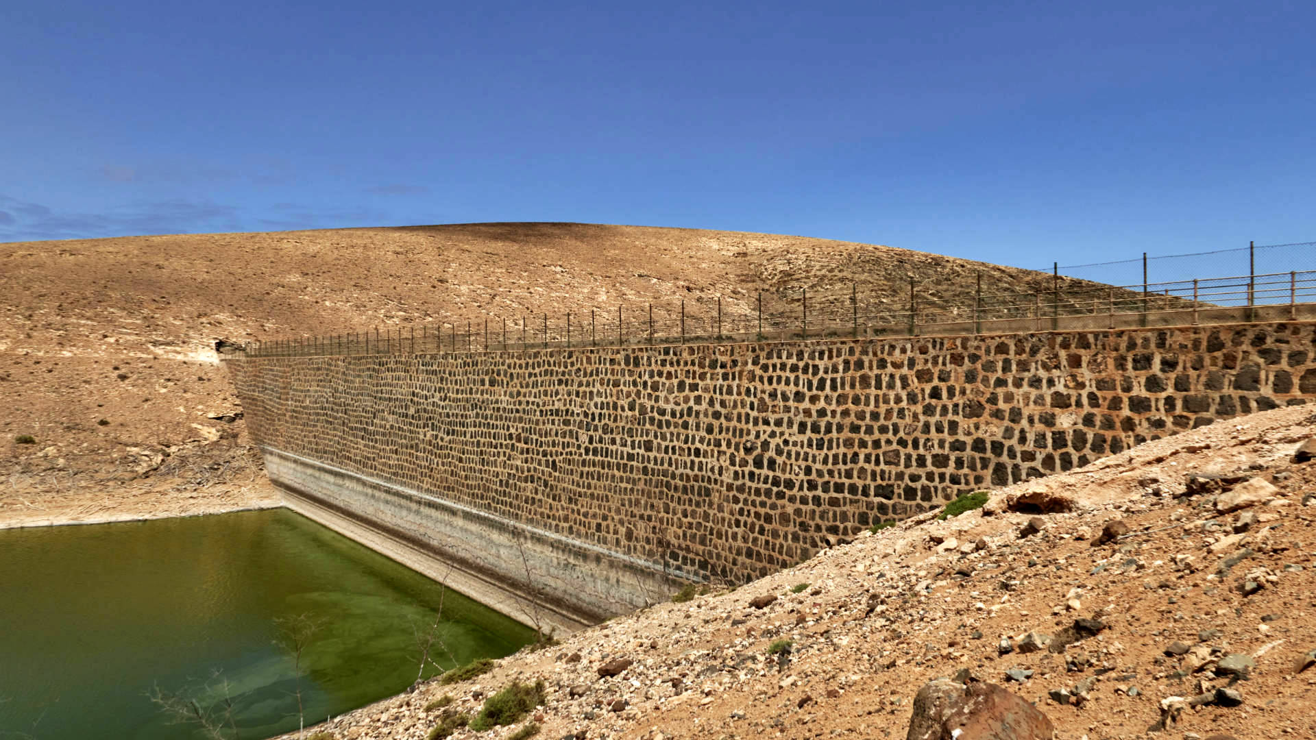 Sehr selten und nach langen intensiven Regenfällen alle paar Jahre, füllt sich das Embalse de los Molinos etwas.