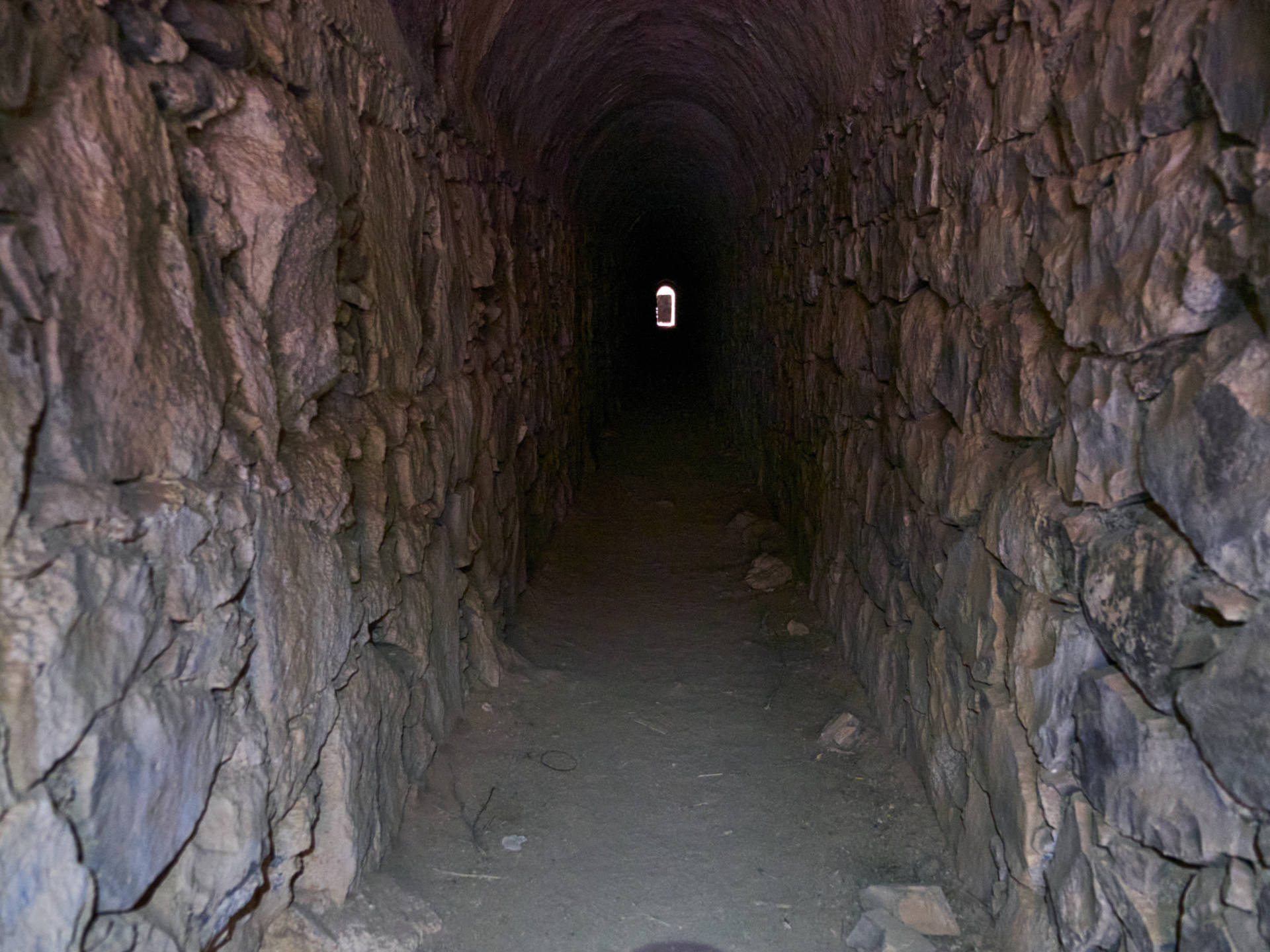 Der zentrale Inspektionsgang des Embalse de Los Molinos – auch zum queren des Staudamms geeignet.