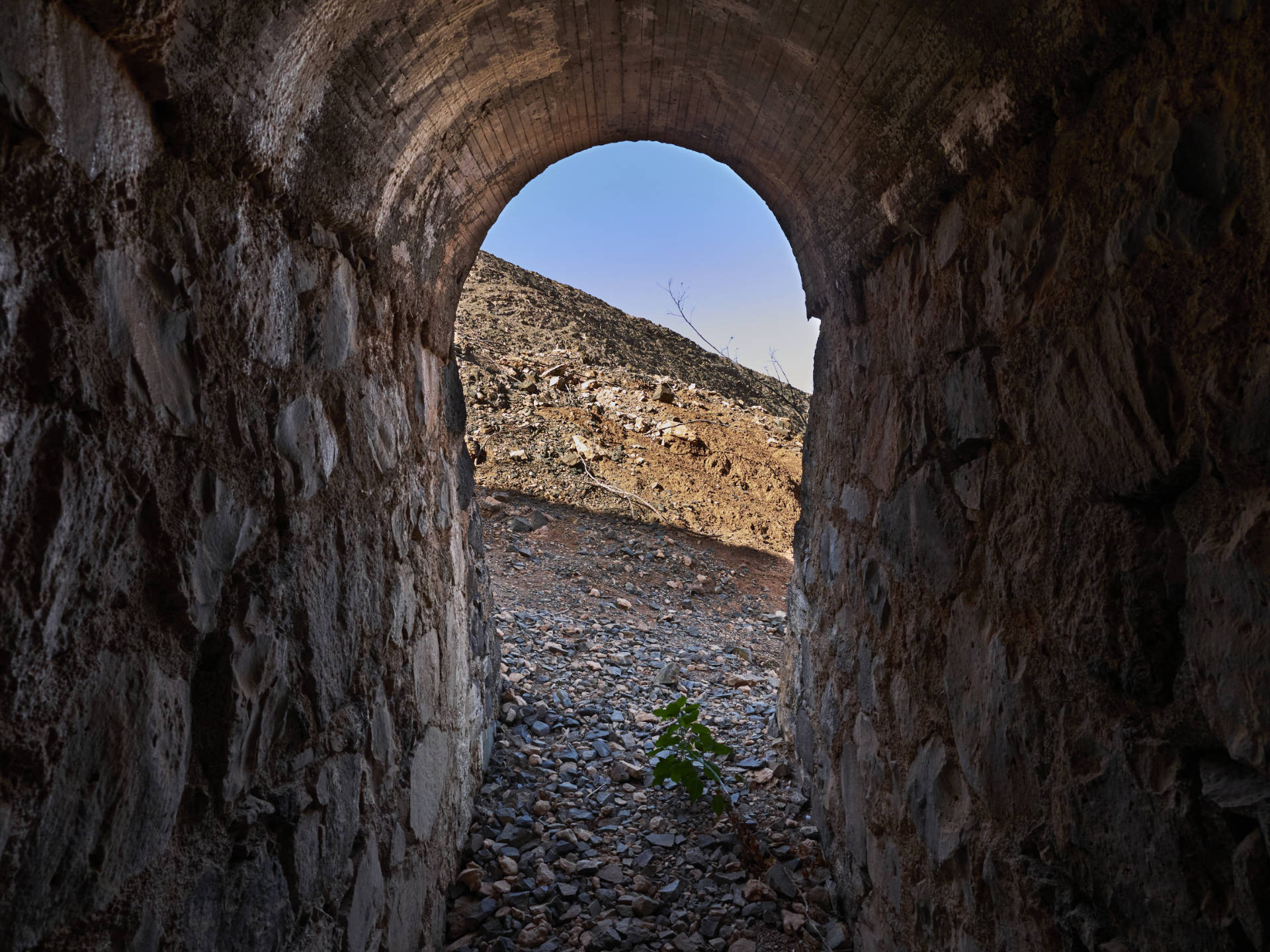 Der zentrale Inspektionsgang des Embalse de Los Molinos – auch zum queren des Staudamms geeignet.