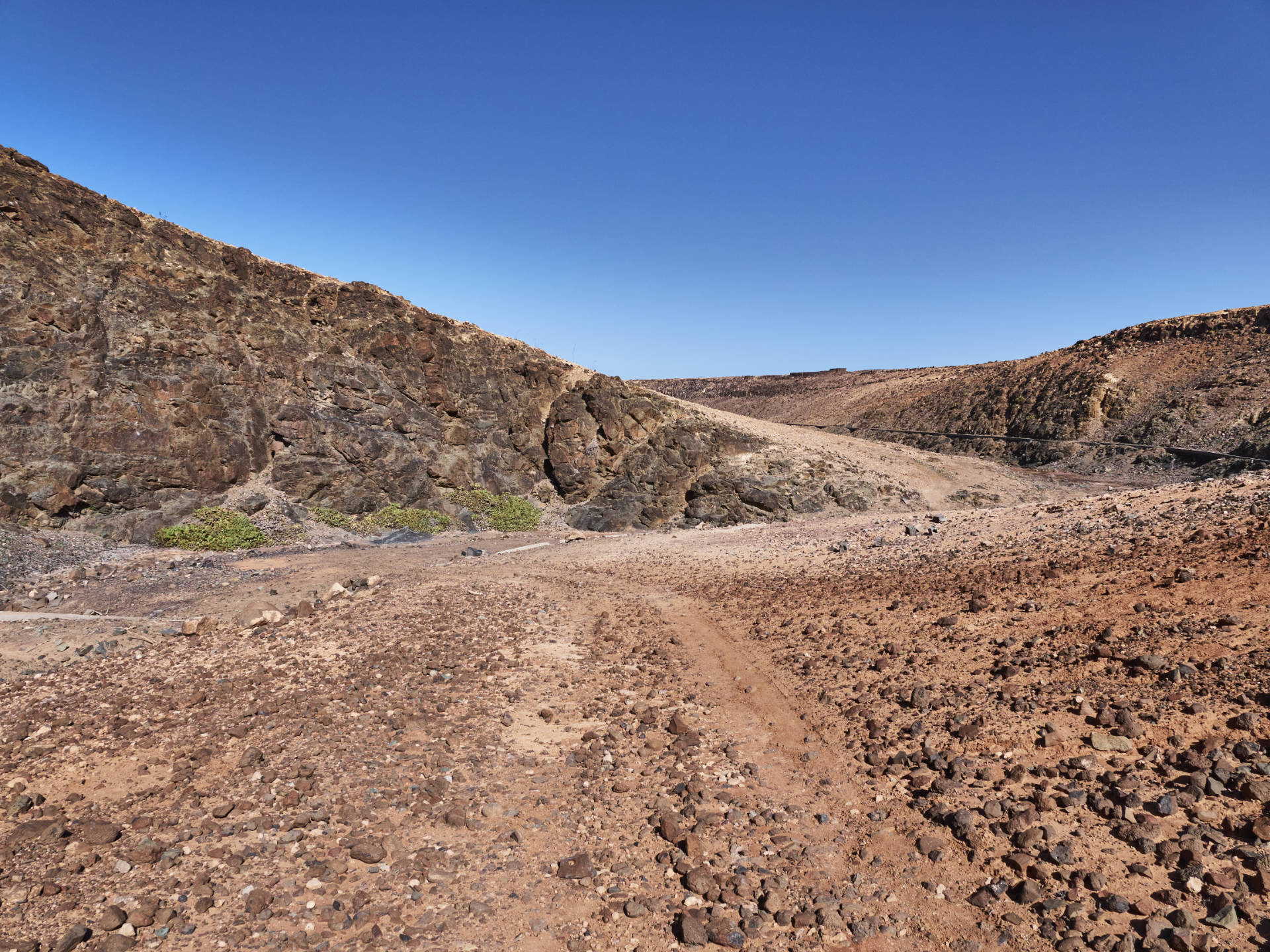 Der Abfluss des Embalse de Los Molinos – Barranco de la Cruz, mündet in den Puerto de la Cruz.