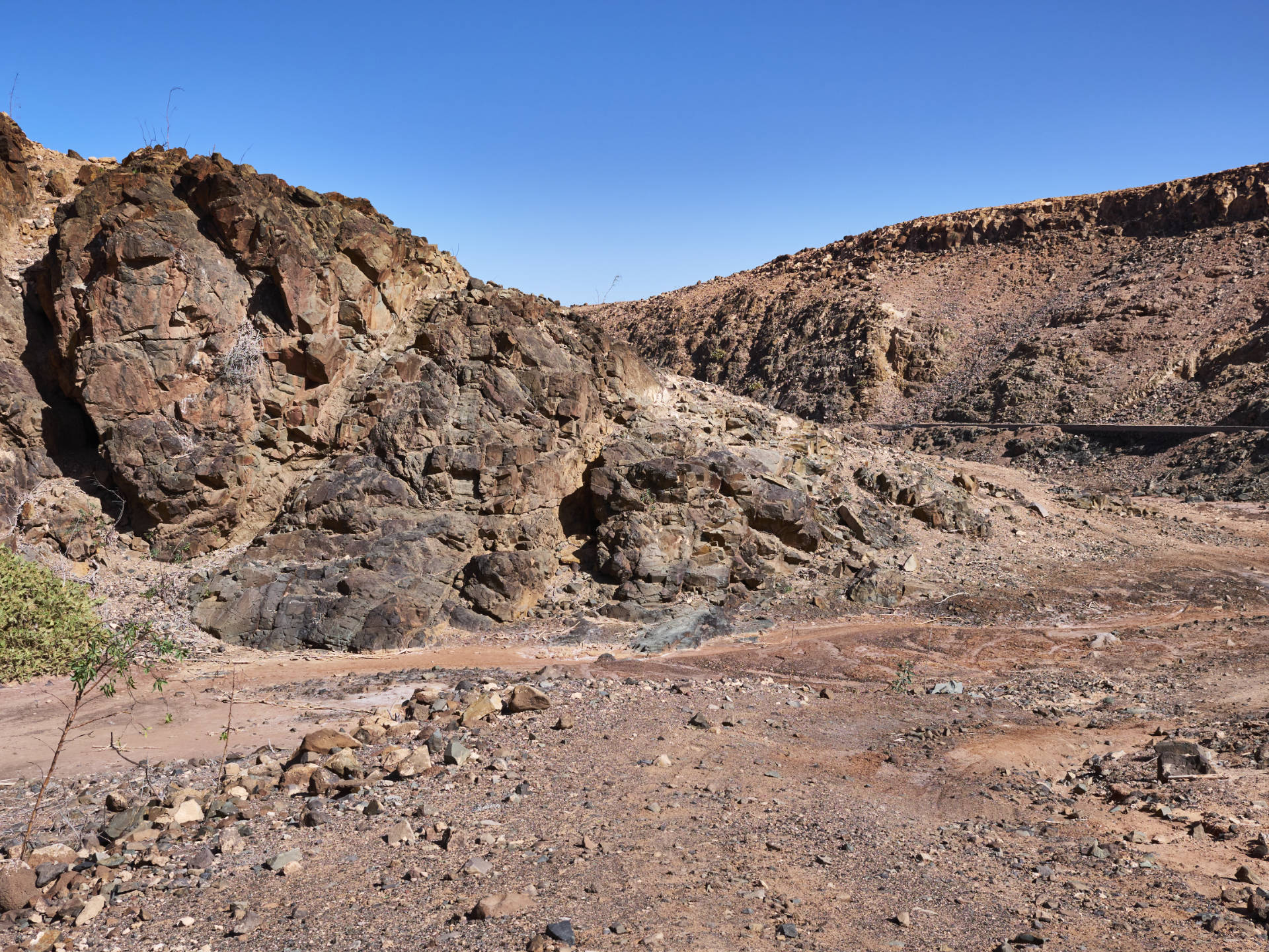 Der Abfluss des Embalse de Los Molinos – Barranco de la Cruz, mündet in den Puerto de la Cruz.