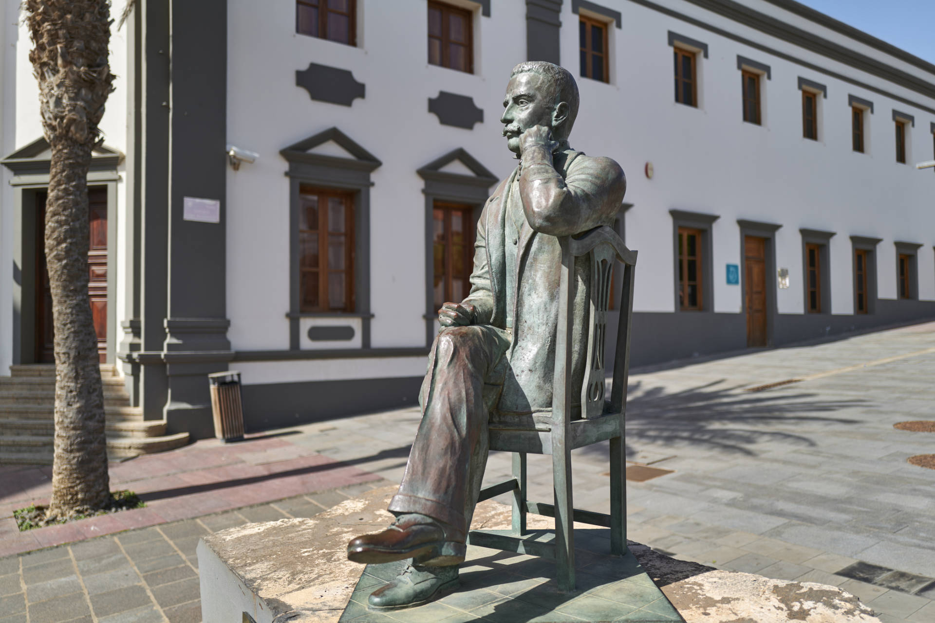 Skulptur des Manuel Velázquez Cabrera vor dem Cabildo von Puerto del Rosario.