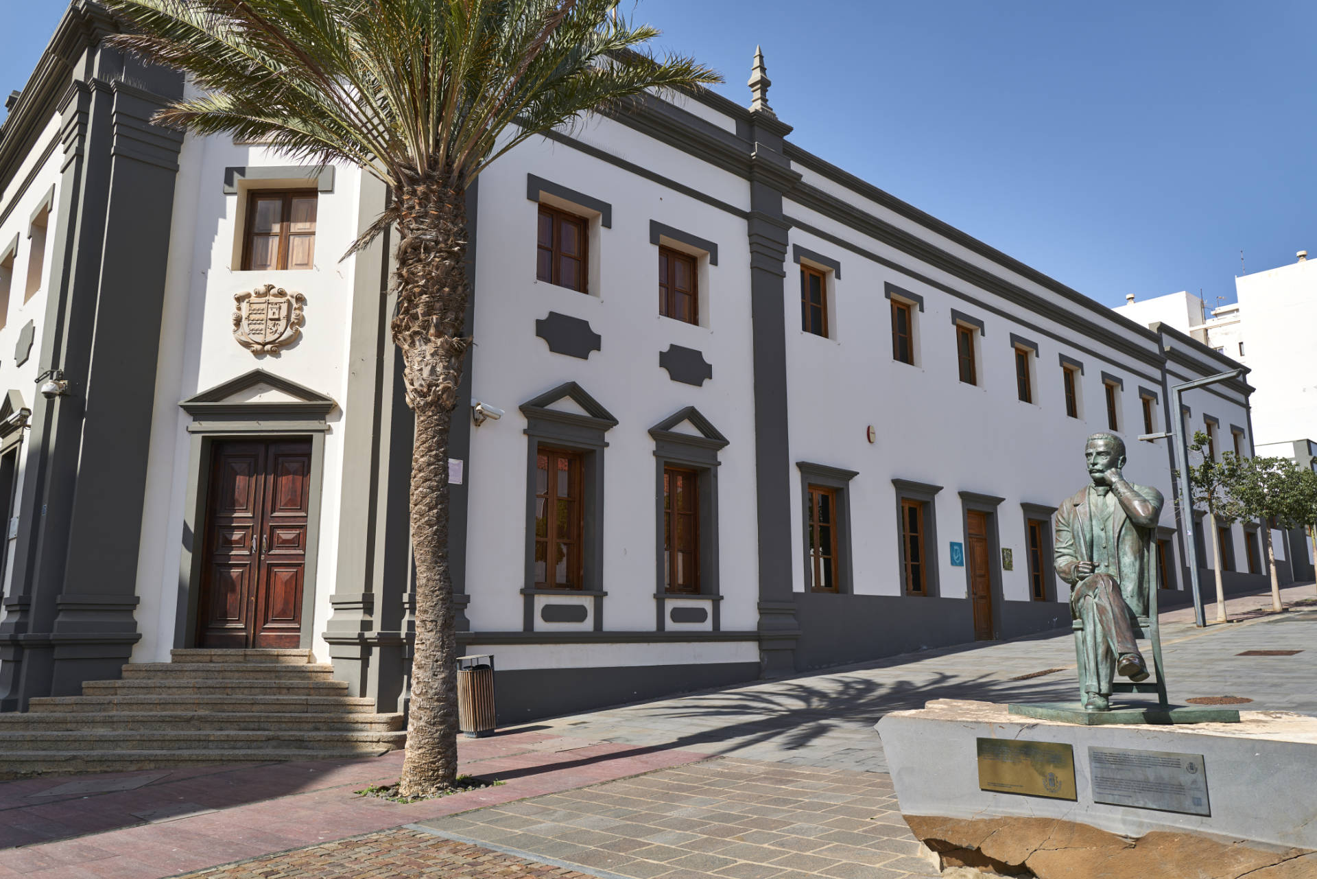 Skulptur des Manuel Velázquez Cabrera vor dem Cabildo von Puerto del Rosario.