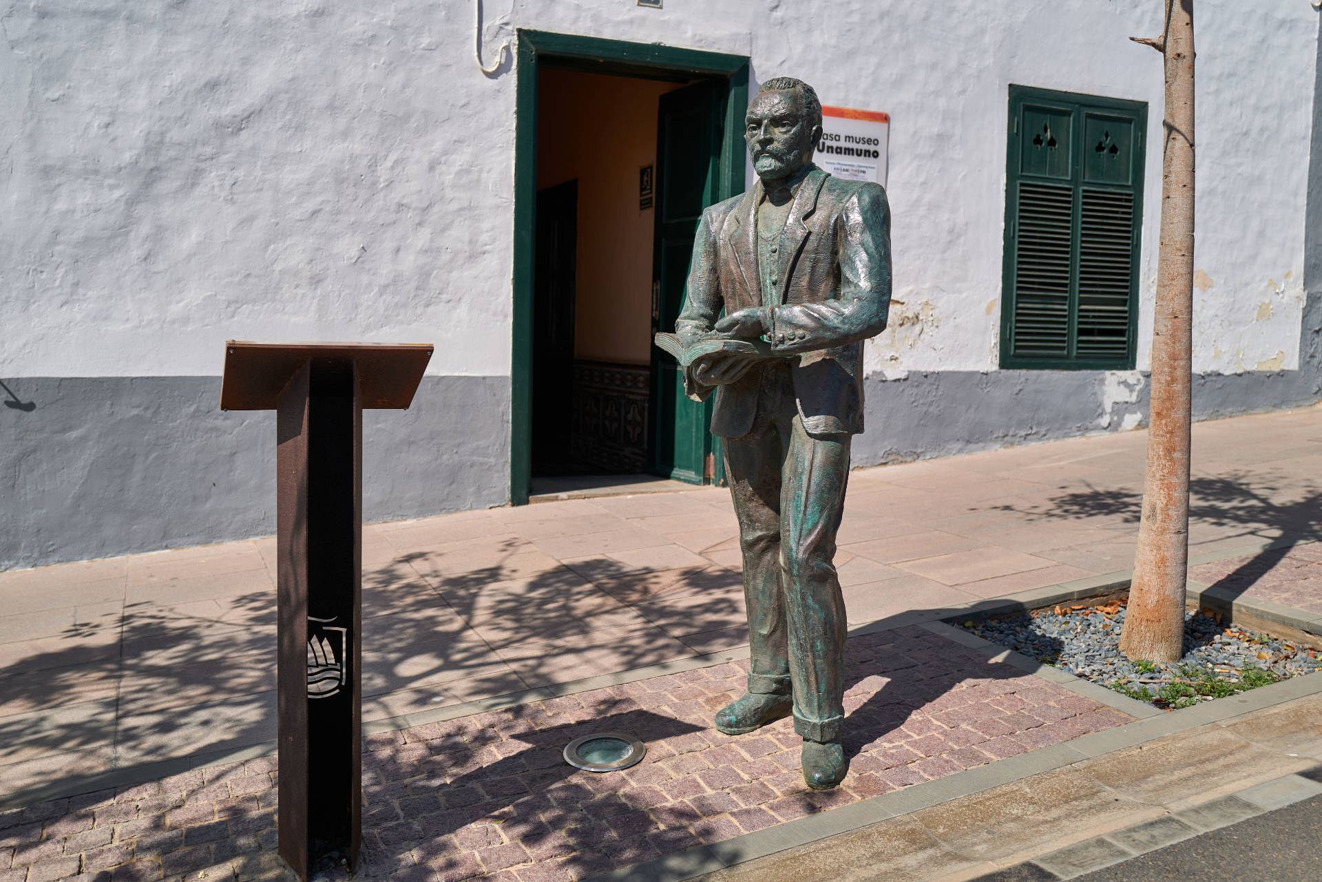 Miguel de Unamuno y Jugo vor dem Museo Casa Unamuno Puerto del Rosario.