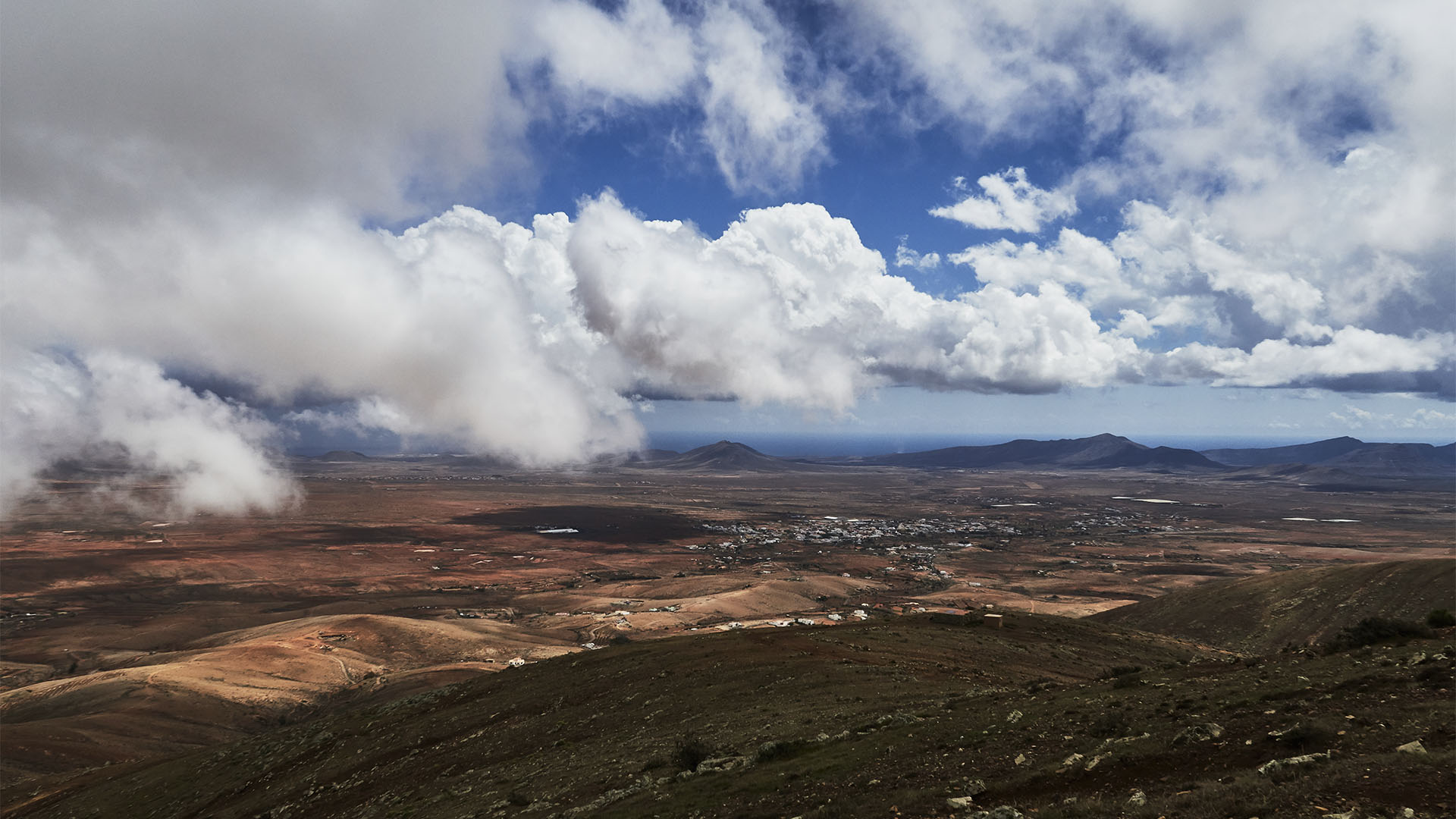 Dramatische Ausblicke bei wolkigem Wetter am Morro de Veloso o del Convento Fuerteventura.