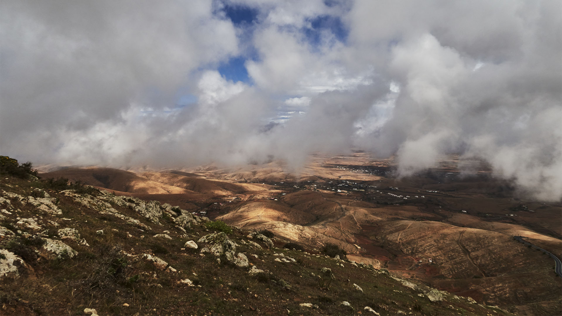 Dramatische Ausblicke bei wolkigem Wetter am Morro de Veloso o del Convento Fuerteventura.