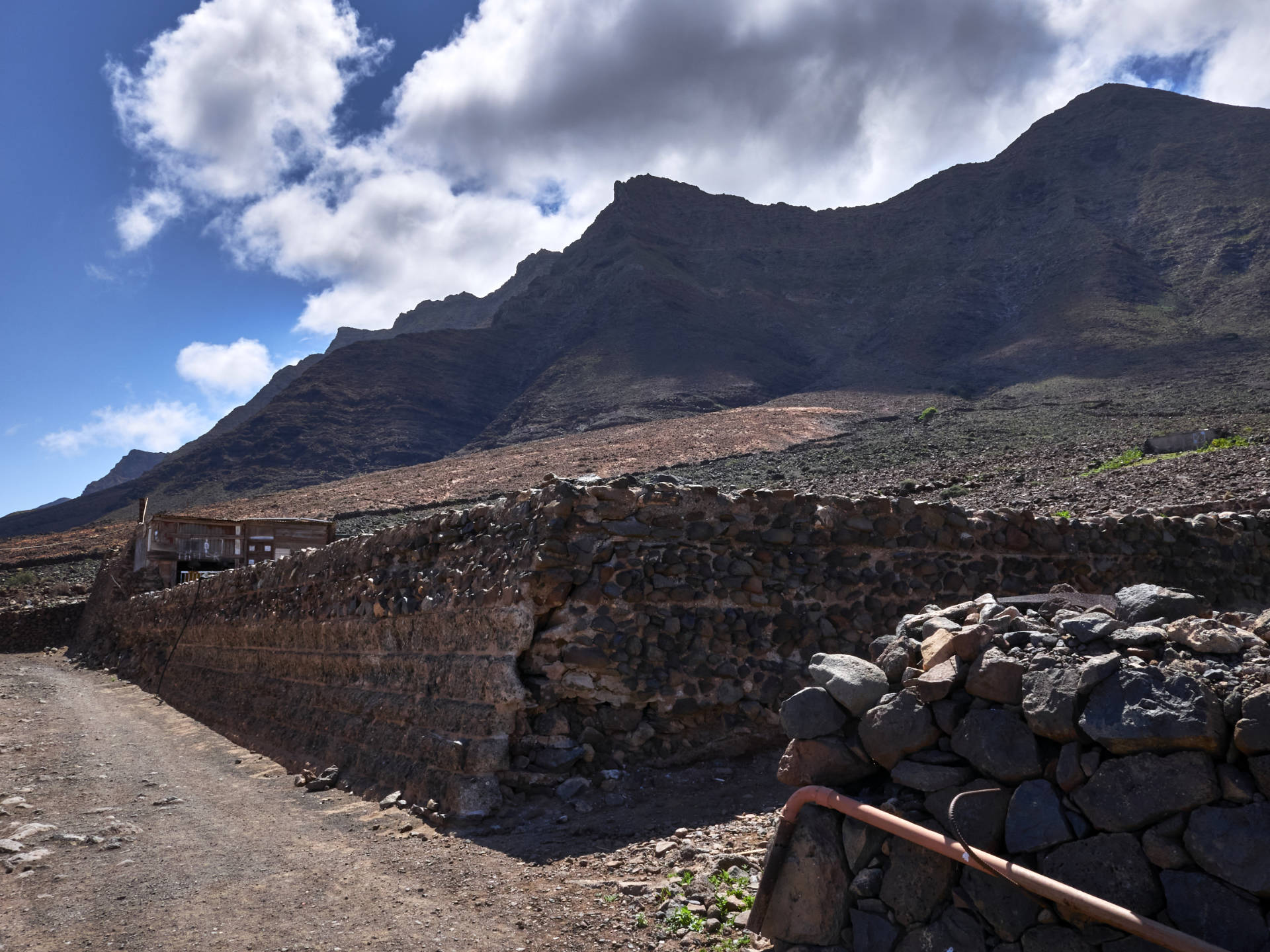 Die Villa Winter in Cofete Fuerteventura – im Hintergrund der (v.l.n.r) Pico de la Zarza (814 m) + Pico de la Palma (744 m).