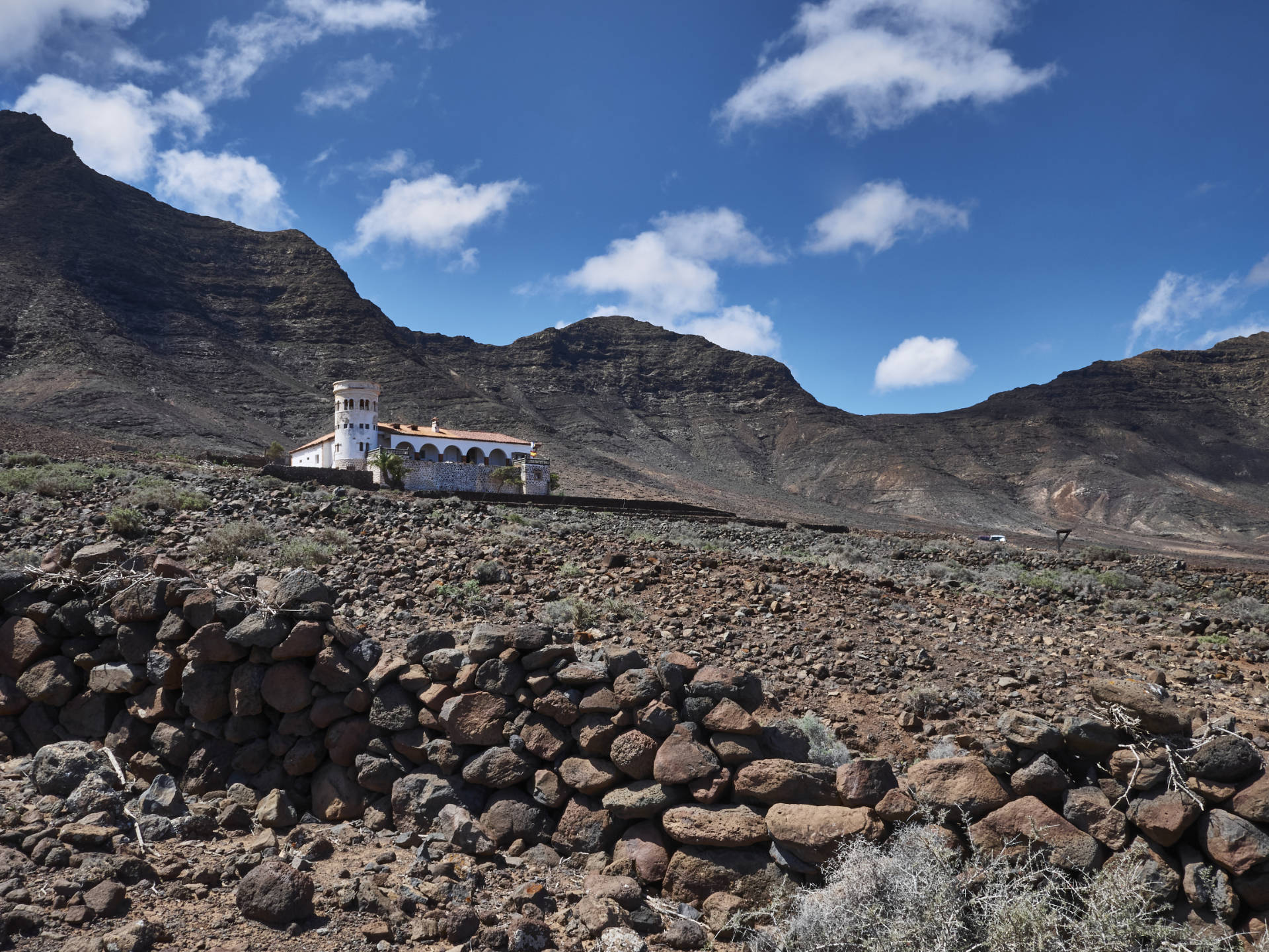 Die Villa Winter in Cofete Fuerteventura mit dem Degollada de Cofete (345 m).