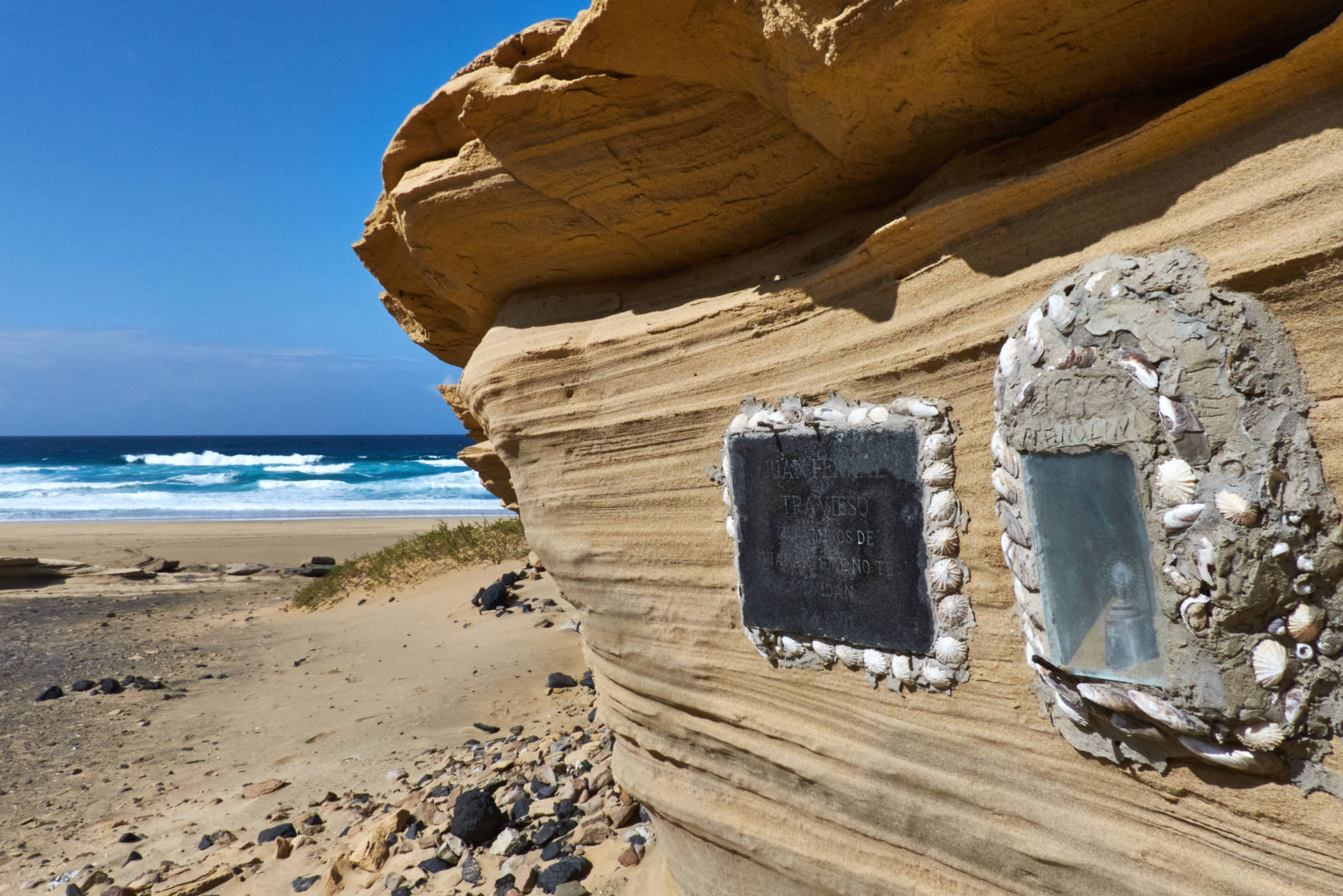 Playa de Cofete – lebensgefährliche Strömungen. Gedenktafel vom Sommer 2001.