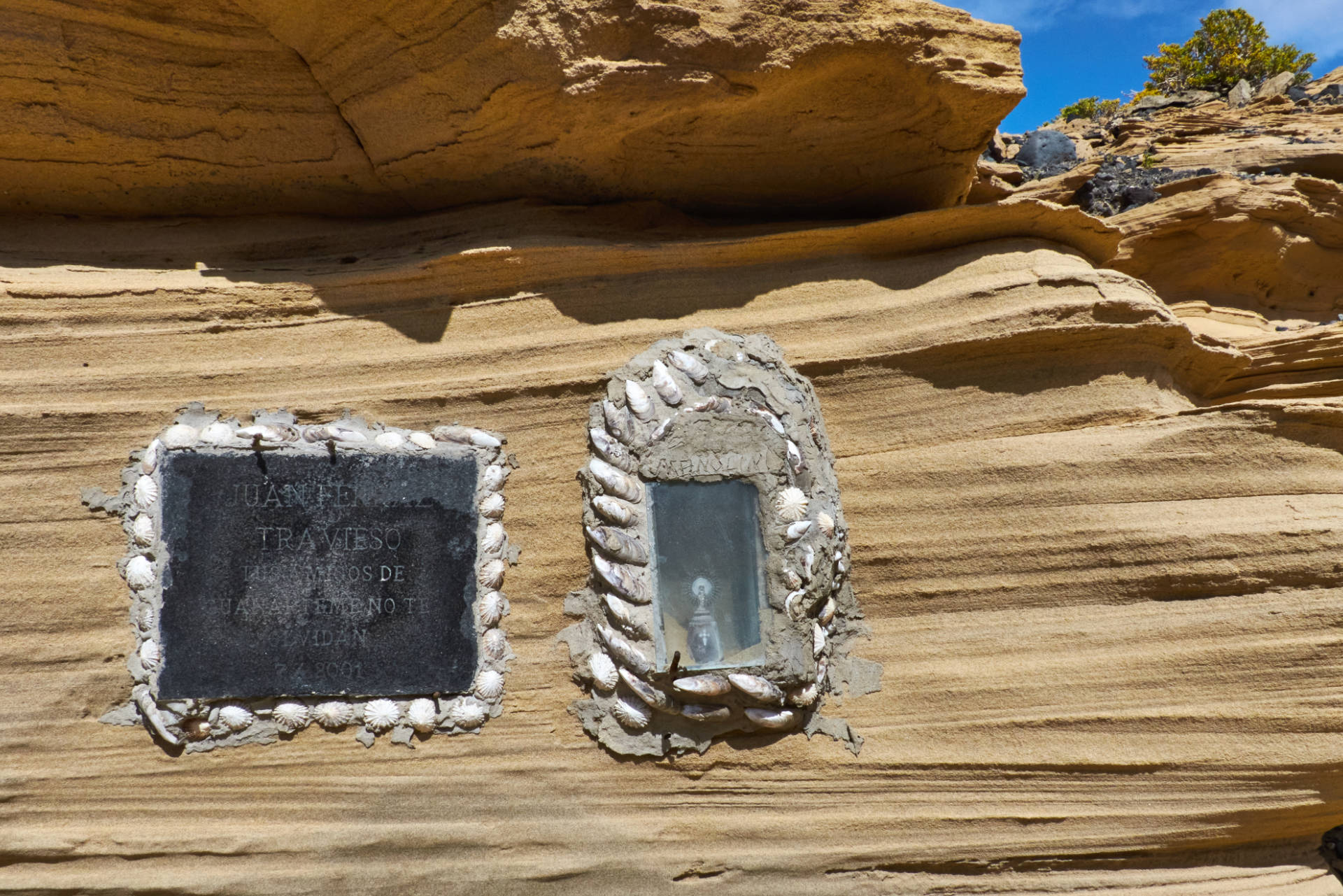 Playa de Cofete – lebensgefährliche Strömungen. Gedenktafel vom Sommer 2001.