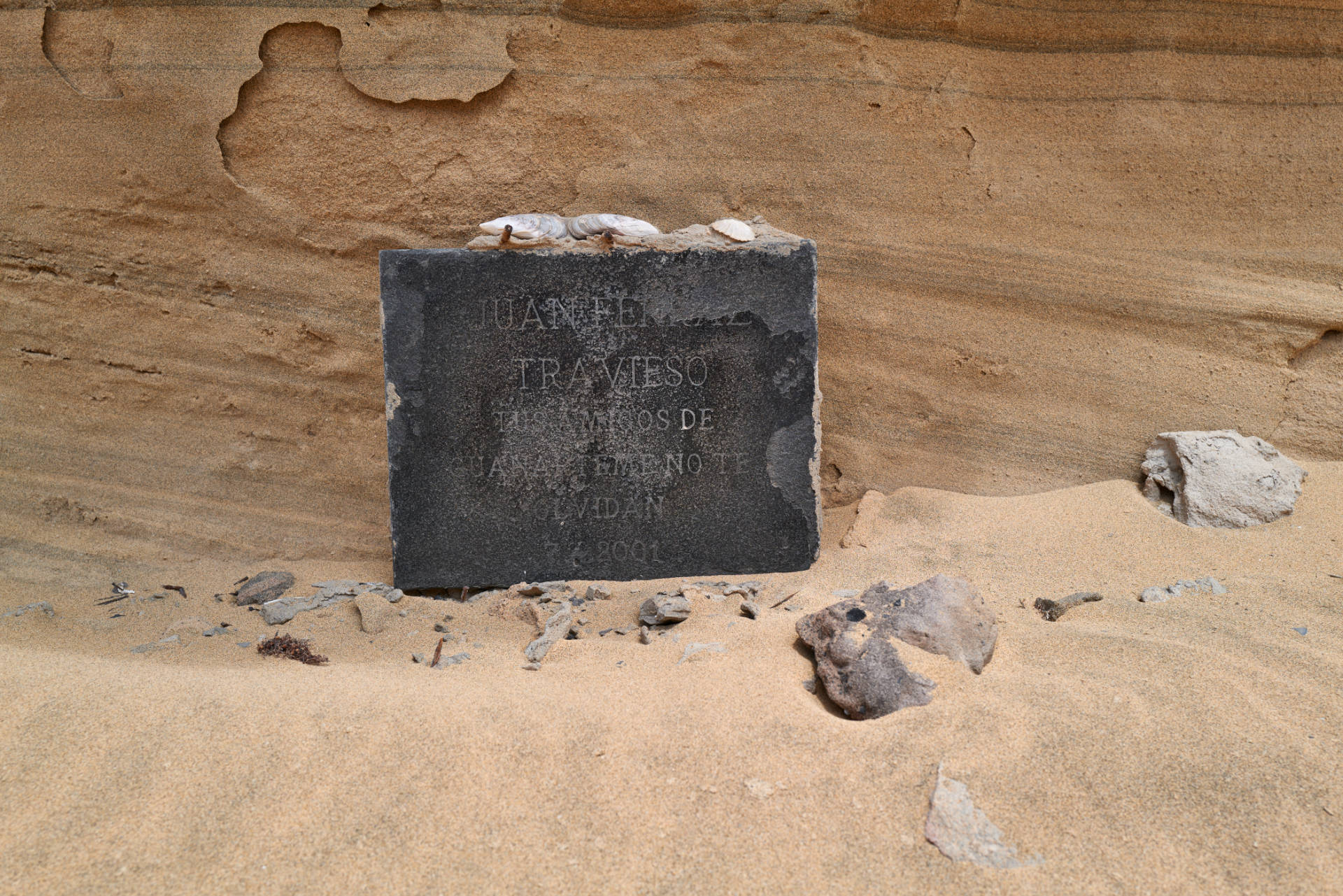 Playa de Cofete Gedenktafel – nach 20 Jahren gefallen aber immer noch besucht.