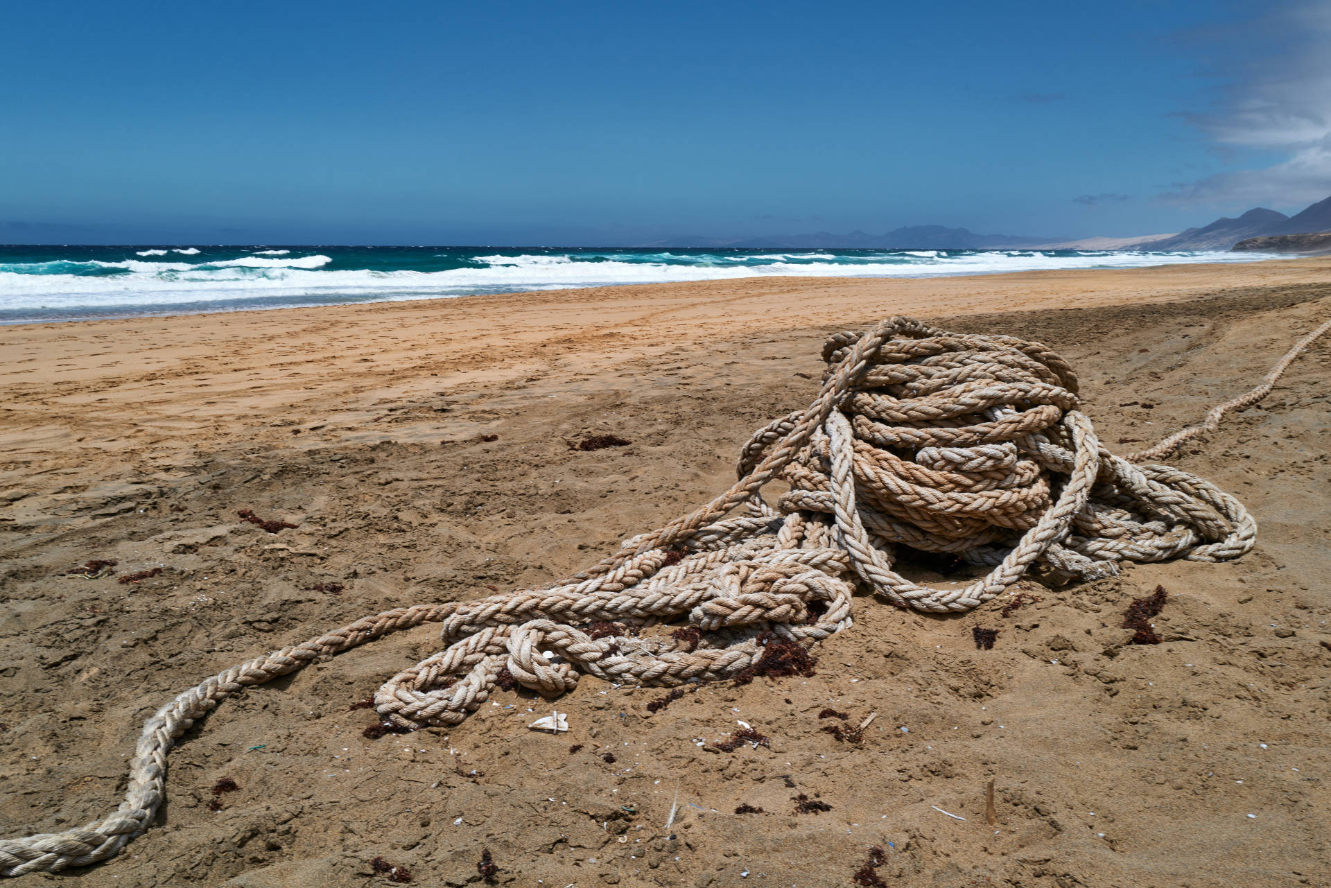 Playa de Cofete – kein Strandgut, Relikt illegaler Landnahme im Naturschutzgebiet.
