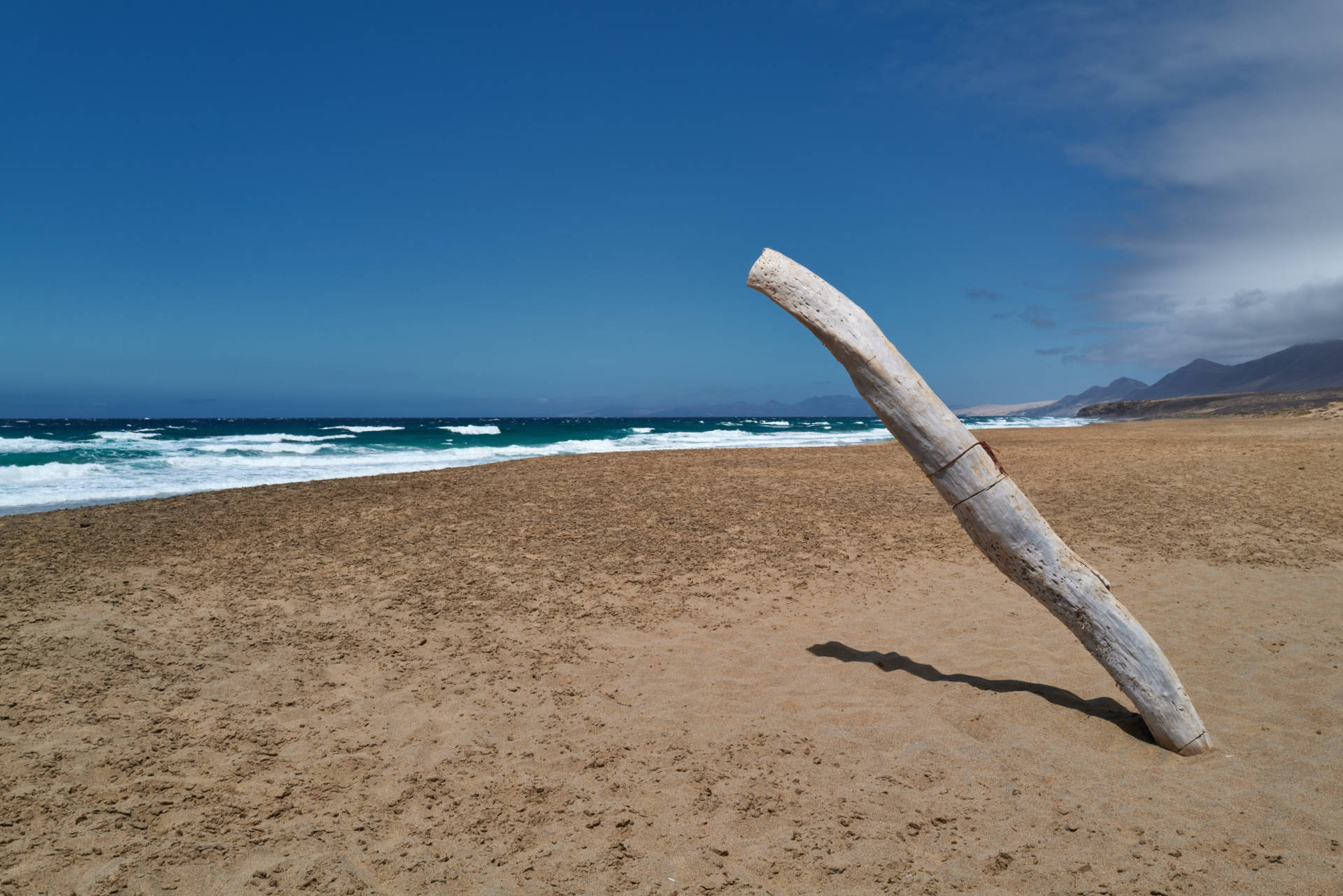 Mysteriöser Pfahl am Playa de Cofete – nach über 10 Jahren steht er immer noch wenn auch recht schräg.