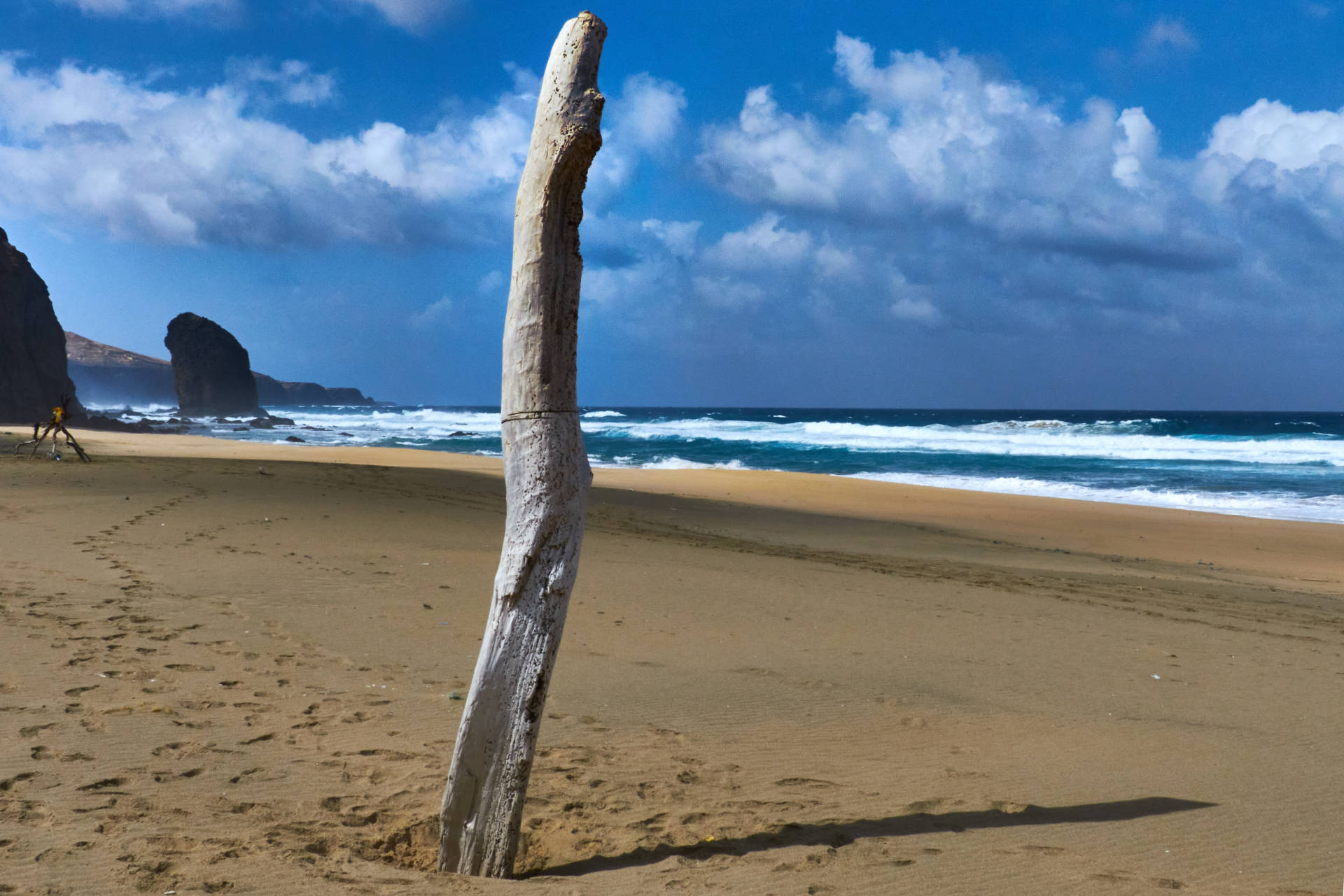 Playa de Cofete – mysteriöser Pfahl in der sandigen Weite am Roque del Moro.