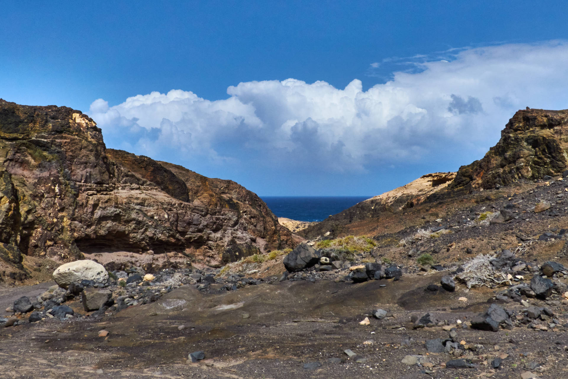 Durch den namenlosen barranco zum Playa de Cofete.