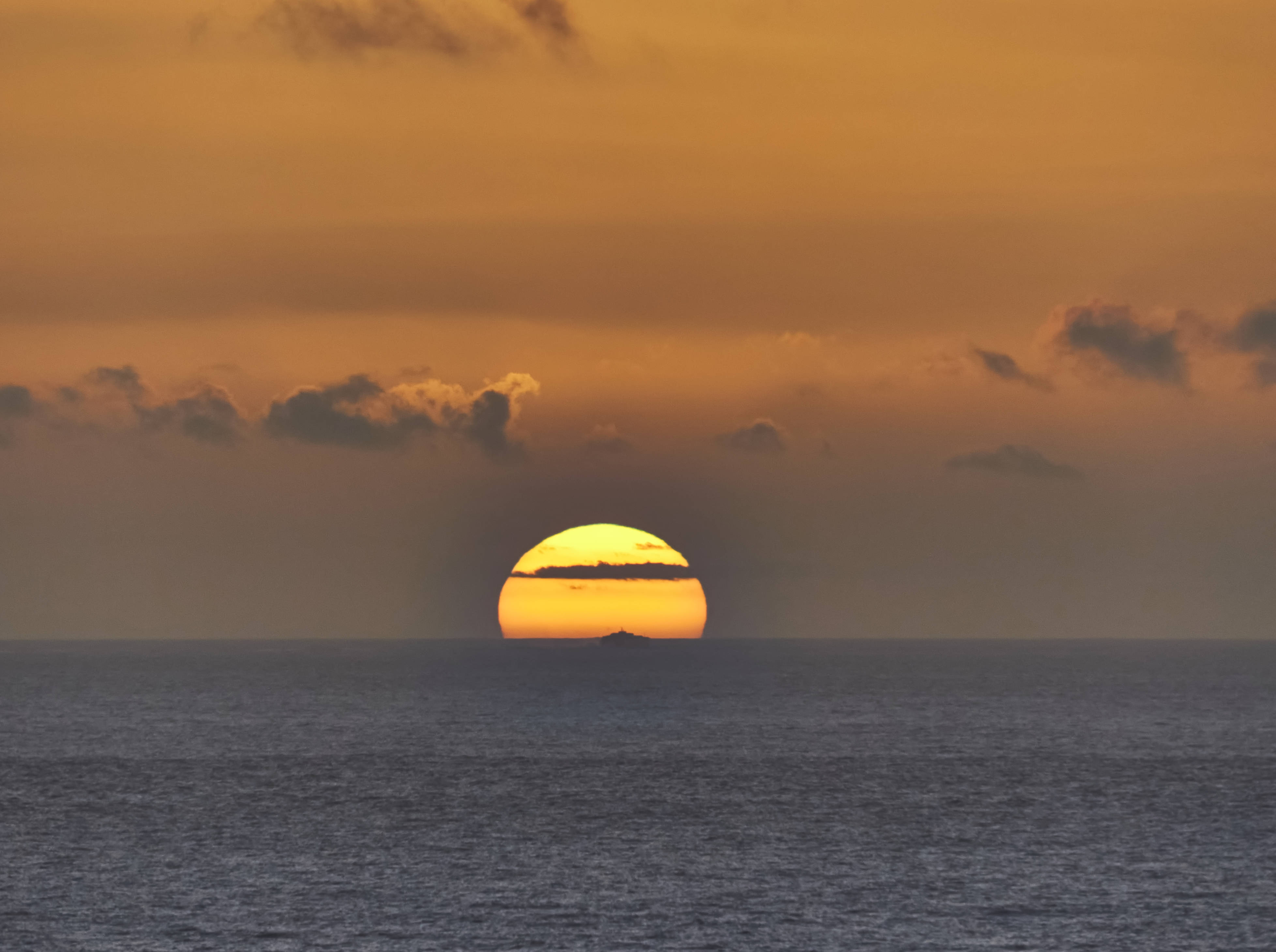 Punta Pesebre Jandía Fuerteventura – die Fred. Olsen Gran Canaria Fähre Betancuria Express vor dem Feuerball.