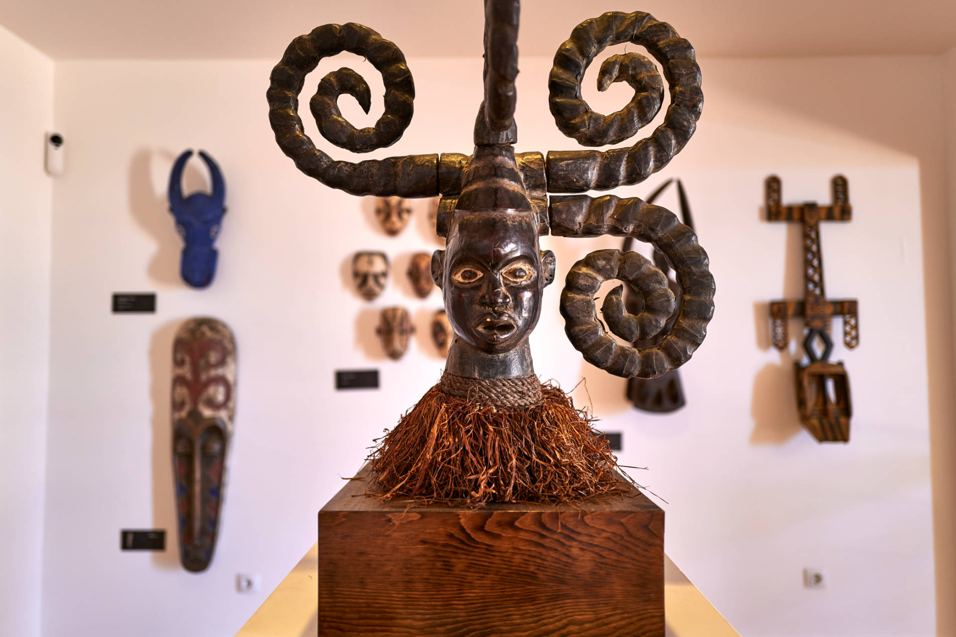 Museo Faro de la Entellada – Ausstellung 2023 afrikanische Kunst.