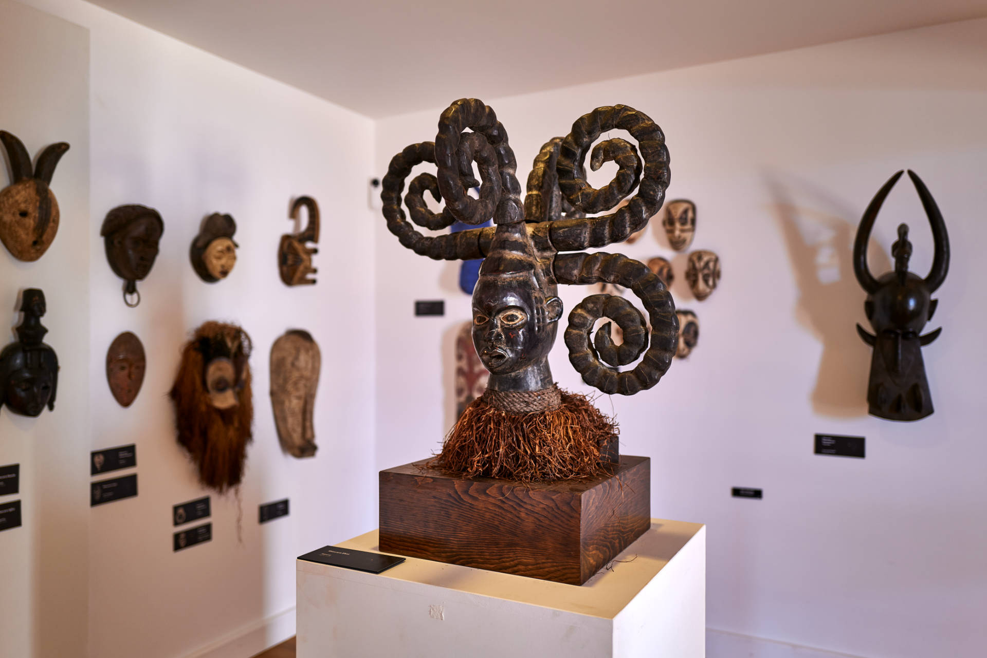 Museo Faro de la Entellada – Ausstellung 2023 afrikanische Kunst.