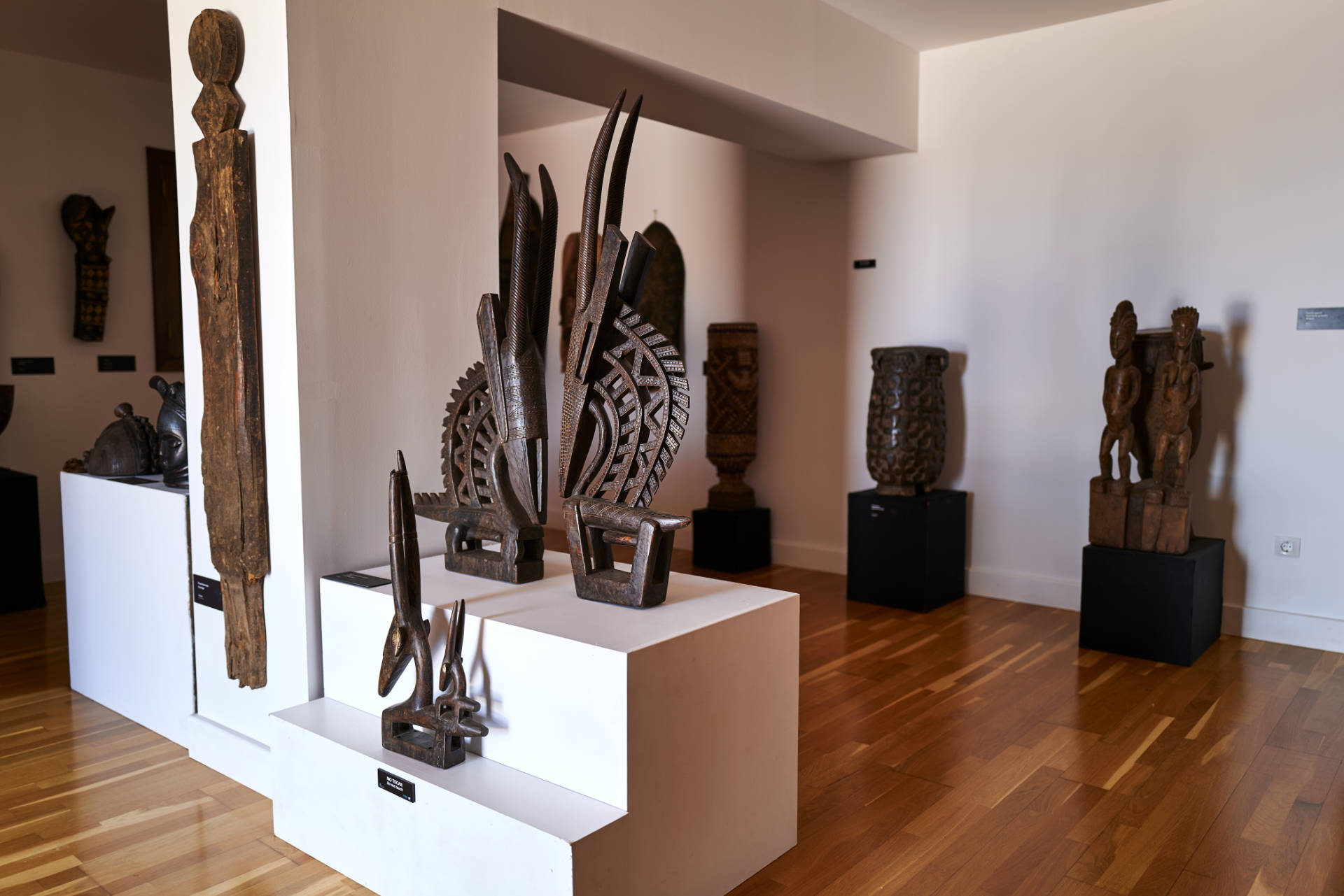 Museo Faro de la Entellada – Ausstellung 2023 afrikanische Kunst.